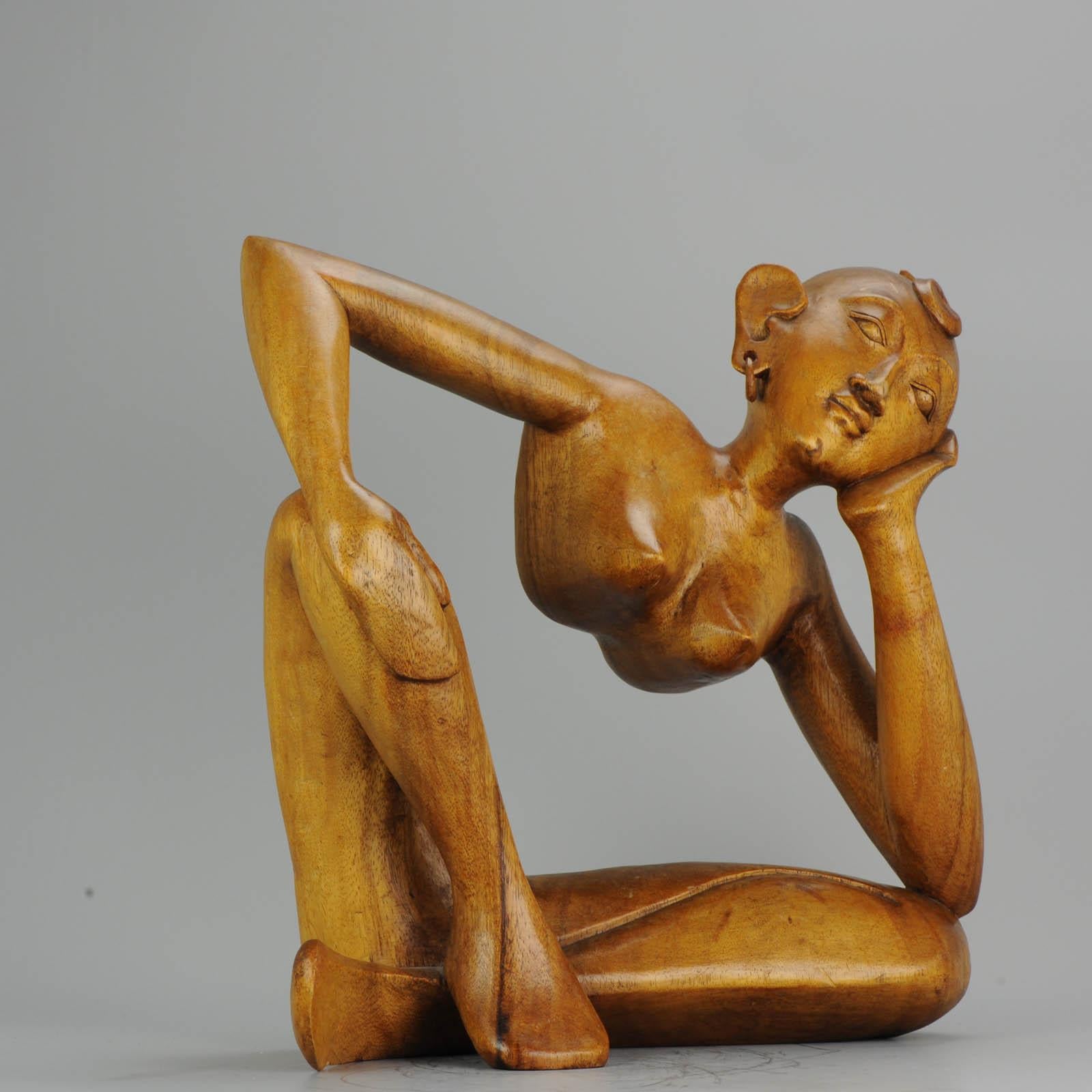 20ième siècle Statue de femme sculptée en bois balinaise Art Déco du milieu du 20e siècle - Bali