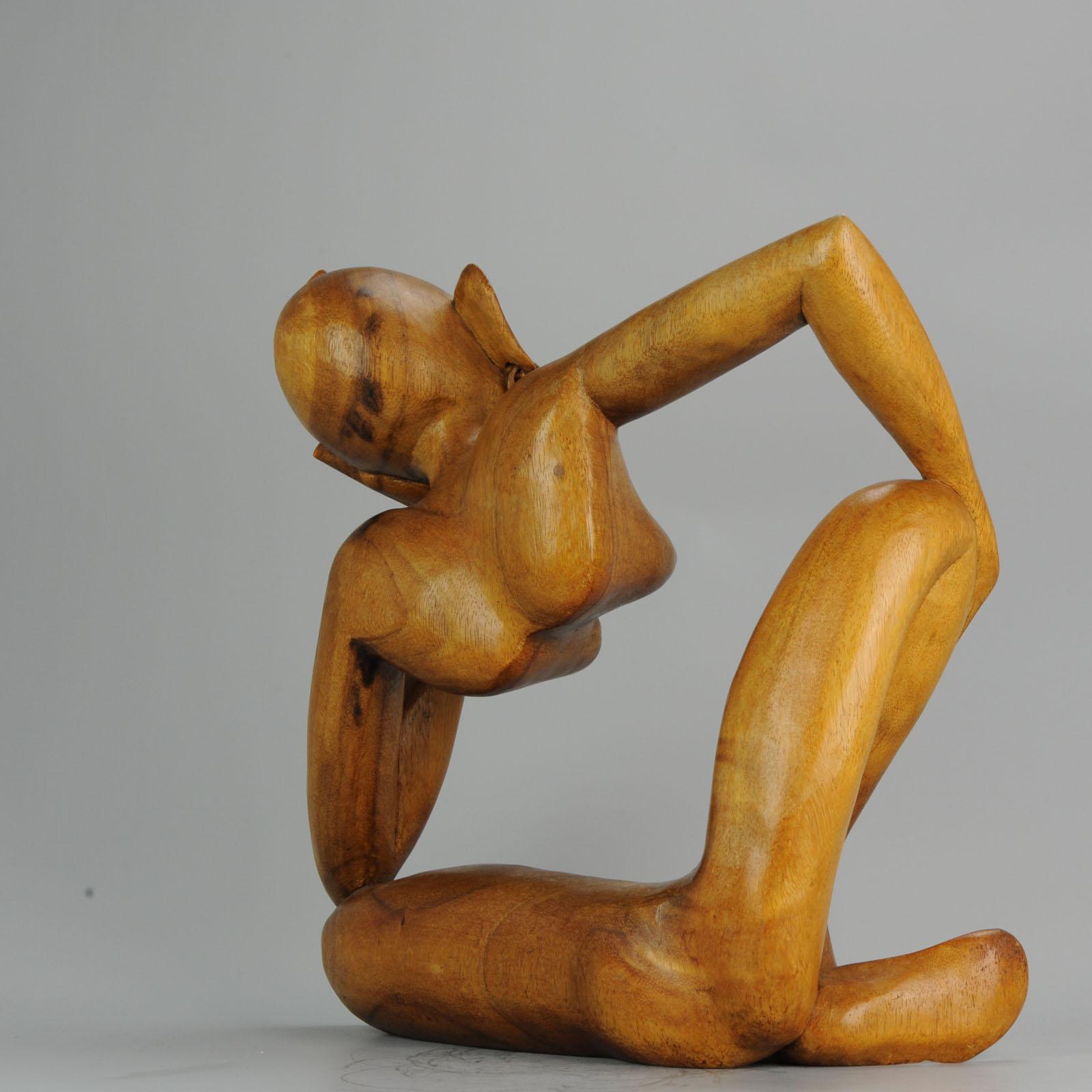 Porcelaine Statue de femme sculptée en bois balinaise Art Déco du milieu du 20e siècle - Bali