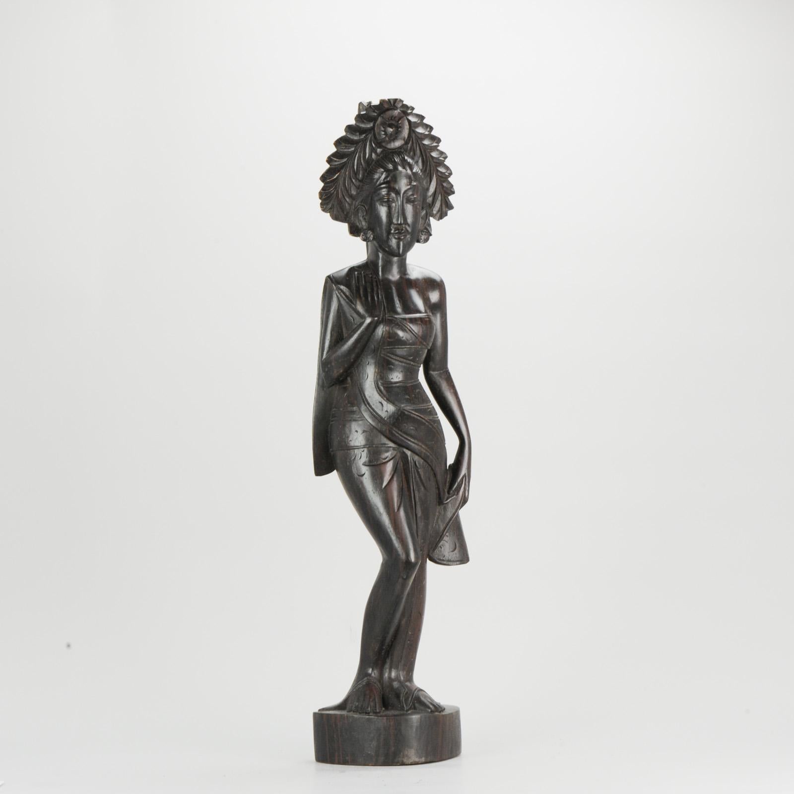 Porcellana Statua di donna in legno Art Carved Bali della metà del 20° secolo, in Indonesia in vendita