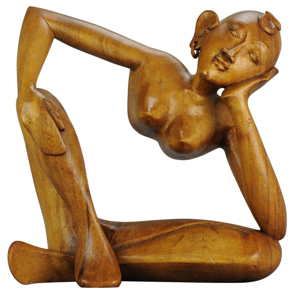 Statue de femme sculptée en bois balinaise Art Déco du milieu du 20e siècle - Bali