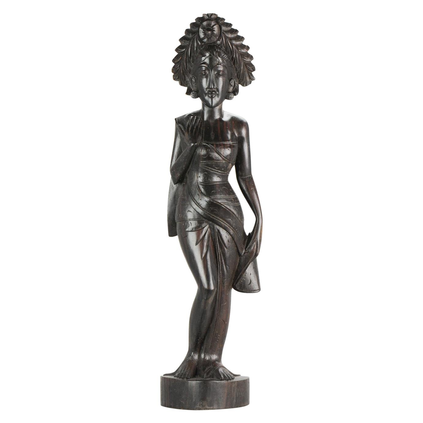 Milieu du 20ème siècle Art Deco Balinese Indonesia Wood Carved Women Lady Statue Bali