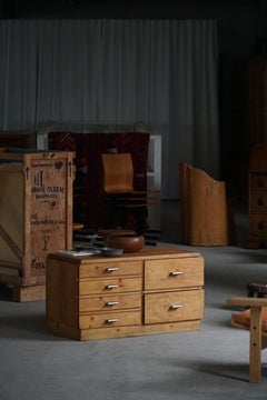 Cassettiera Art Deco in pino con maniglie in metallo, metà del XX secolo, anni '40