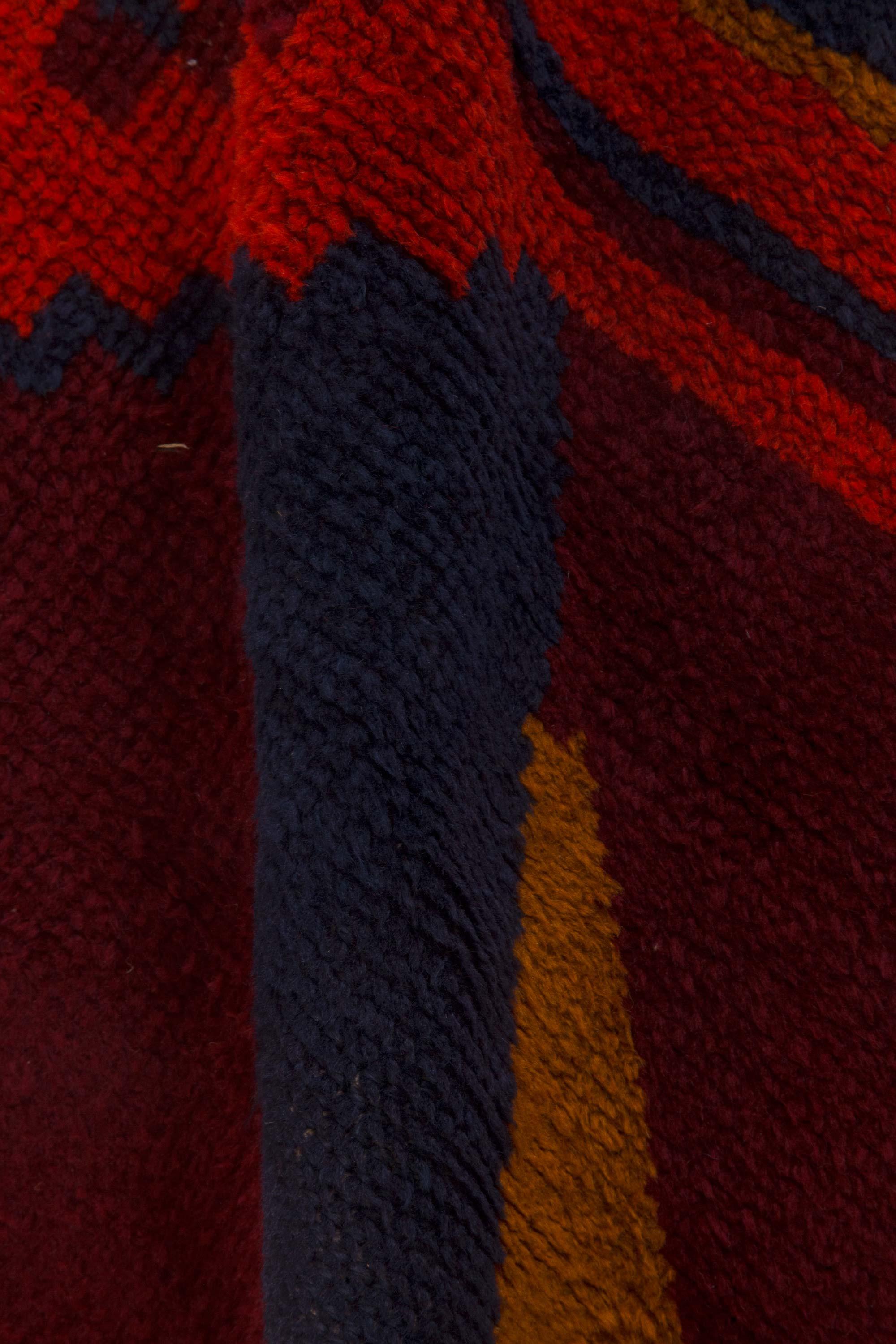 Vintage Art Deco red handmade wool rug.
Size: 9'5
