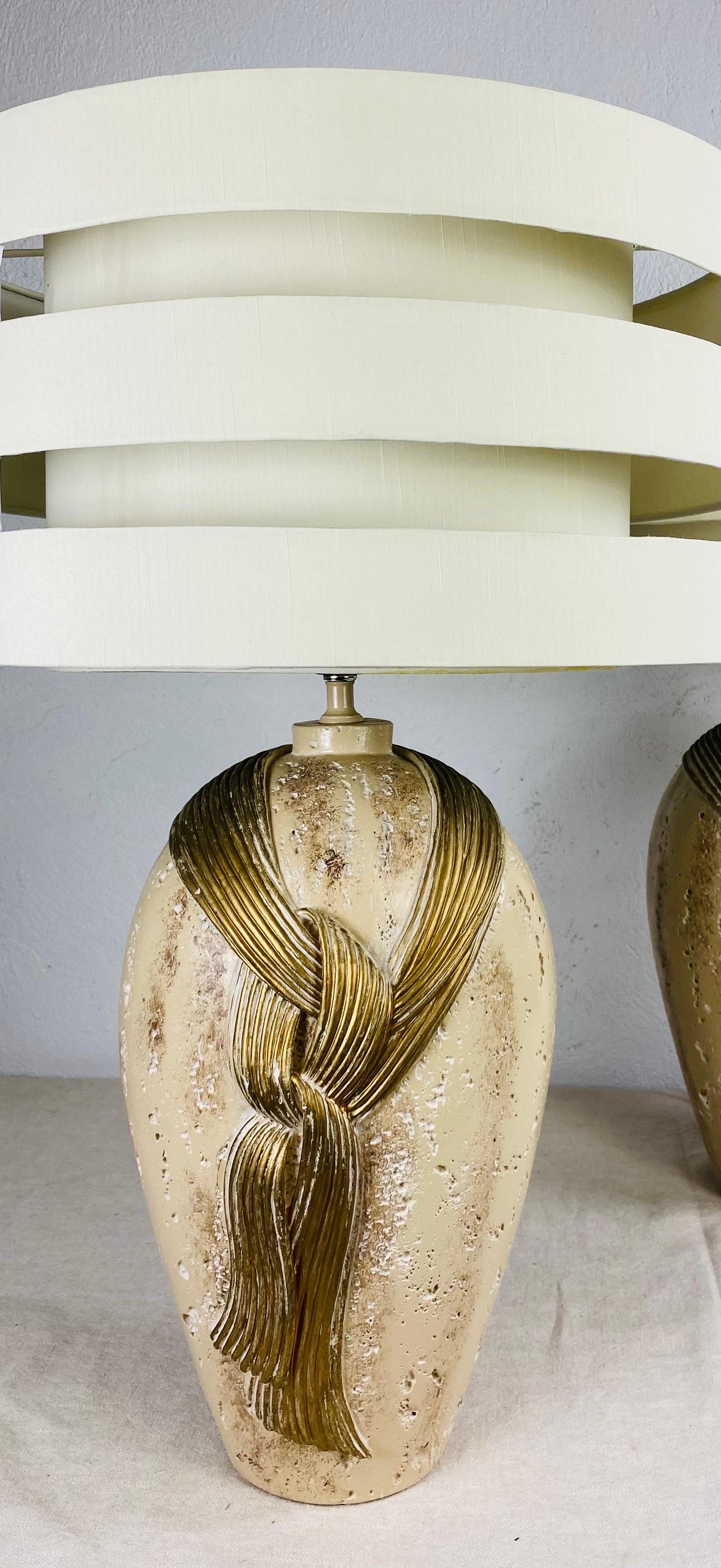 Milieu du XXe siècle Lampes de table en plâtre inspirées de l'art déco du milieu du 20e siècle avec des abat-jours personnalisés. en vente