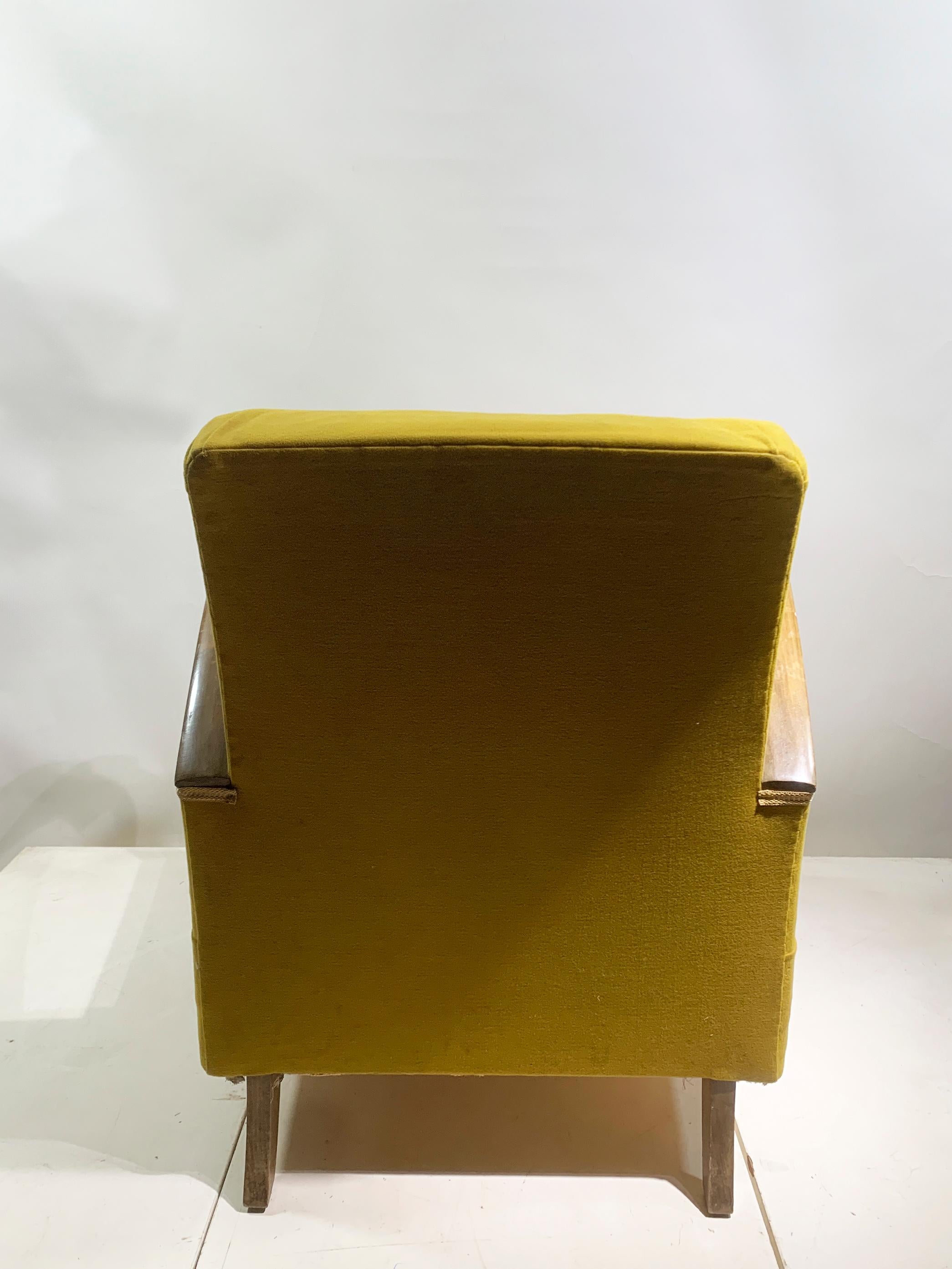 Sedia da salotto Art Deco della metà del XX secolo, in legno curvato/tessuto giallo-verde, anni '30 In condizioni buone in vendita a Beirut, LB