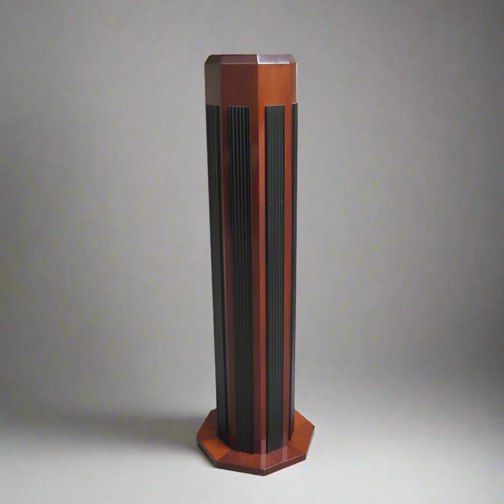 Eine achteckige Art Deco-Säule aus Frankreich, um 1930. Hartholz mit acht erhabenen, vertikal gerippten Paneelen aus ebonisiertem Obstholz, die auf einem achteckigen Sockel stehen.