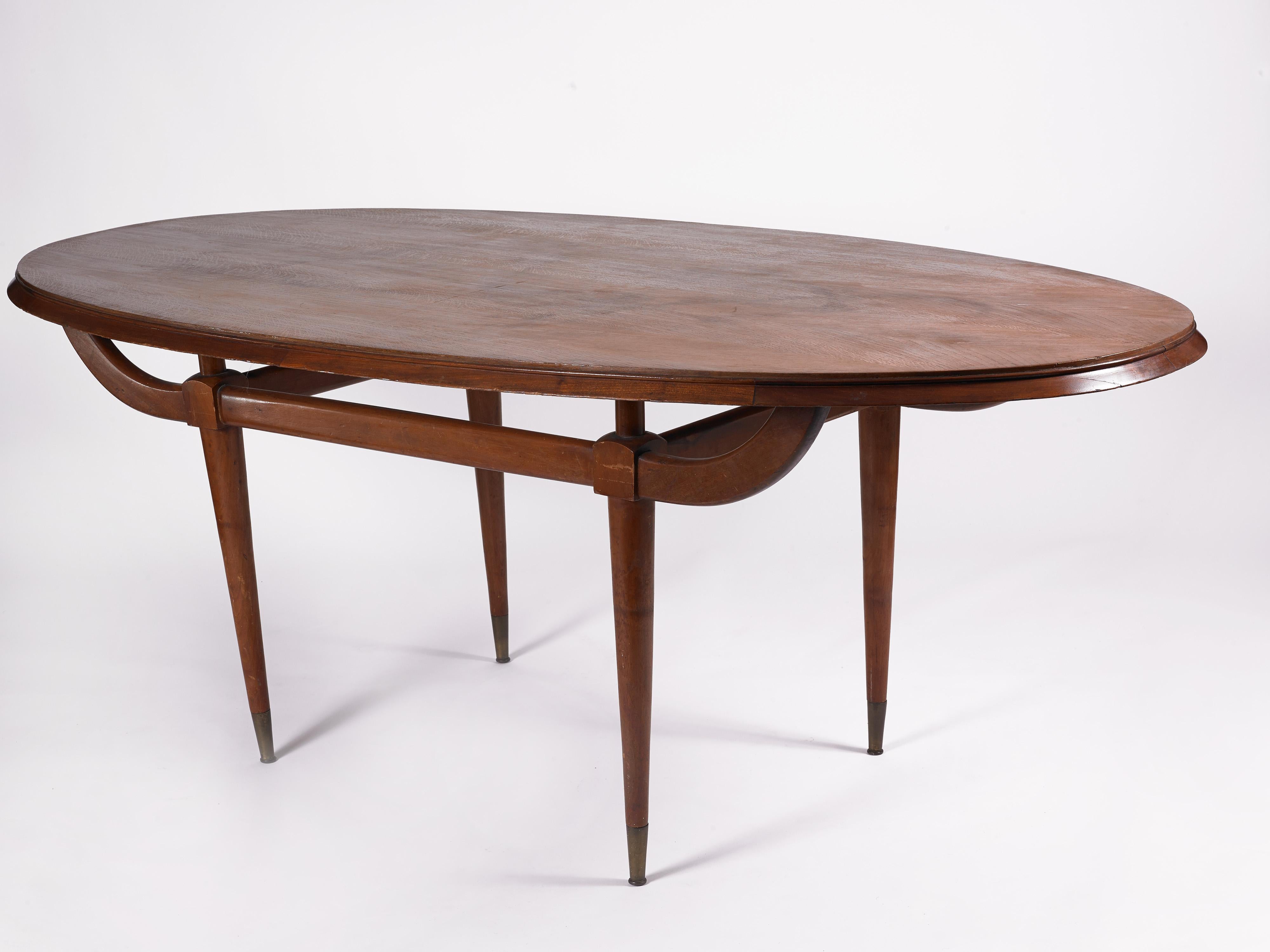 Adquirida en una venta de bienes raíces en Buenos Aires, e importada de Argentina, ésta es una mesa de estilo Art Decó fabricada en madera a mediados del siglo XX que también podría utilizarse como centro de mesa, escritorio o mesa de conferencias.