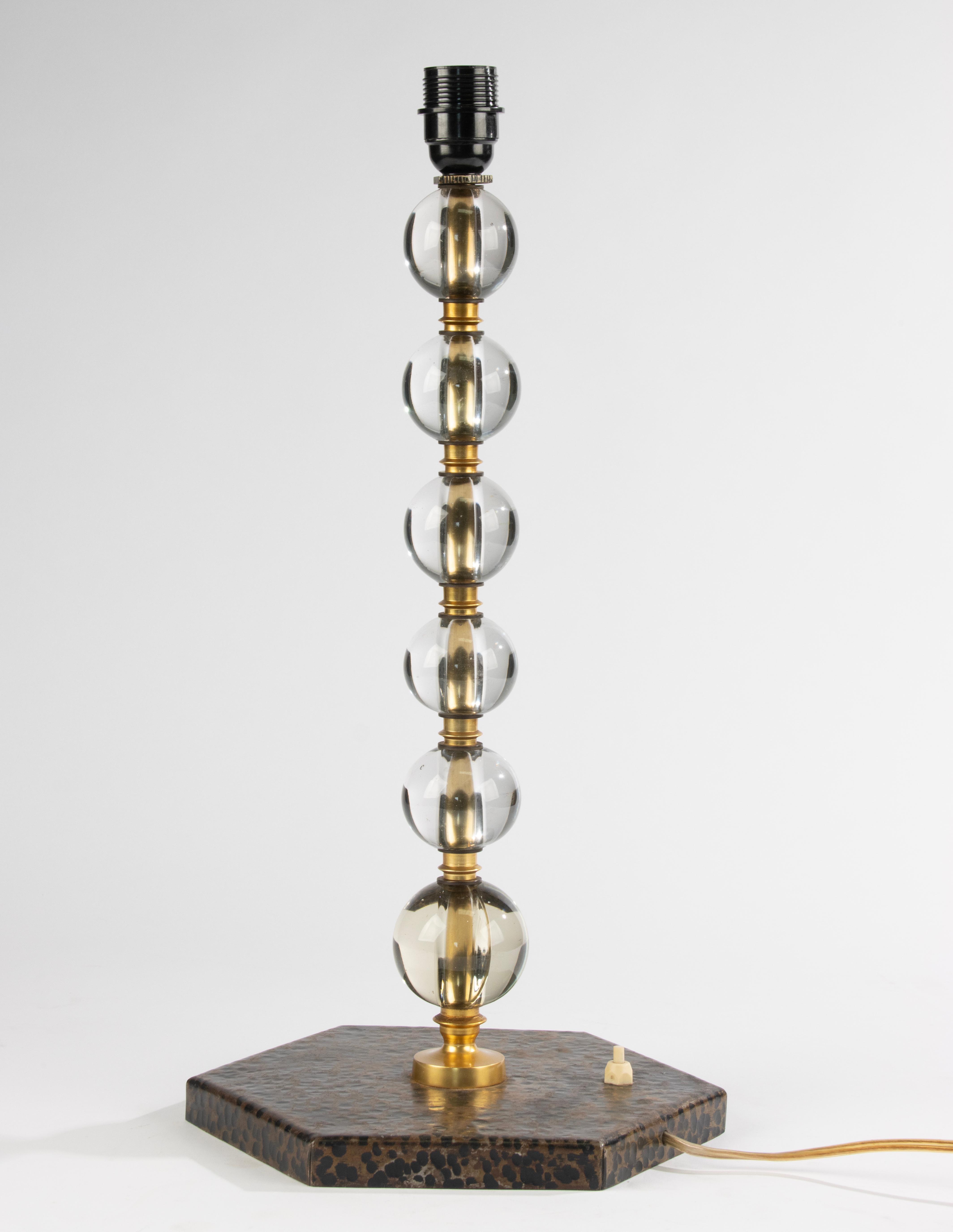 Magnifique pied de lampe ancien, datant de la fin de la période Art déco, vers 1940.
La base est en métal, recouverte de fer martelé, magnifiquement patiné dans une couleur bronze. Une technique courante dans la période européenne de l'Art déco. Le