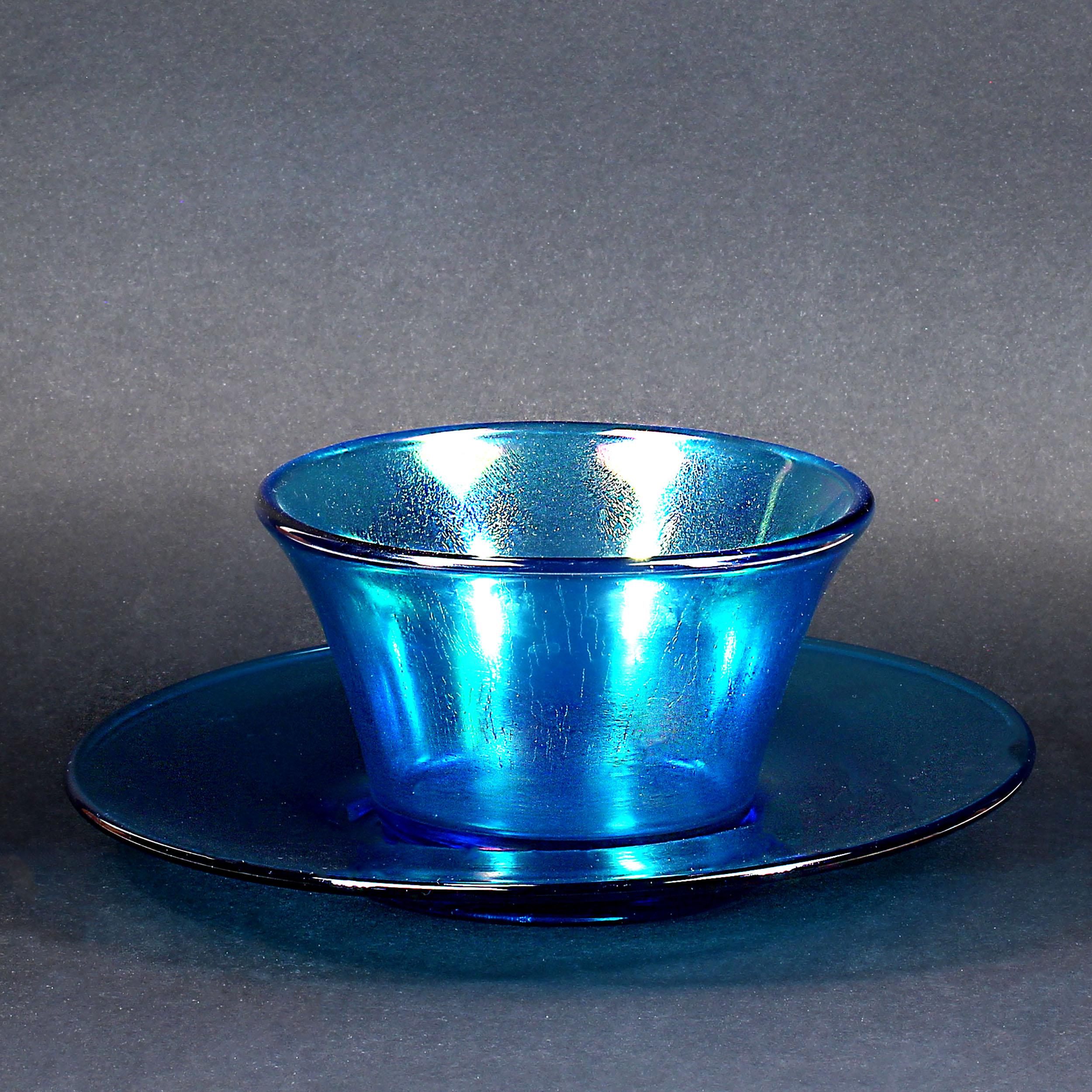 Kunstglas- Fingerschale und Unterteller aus der Mitte des 20. Jahrhunderts (Arts and Crafts) im Angebot