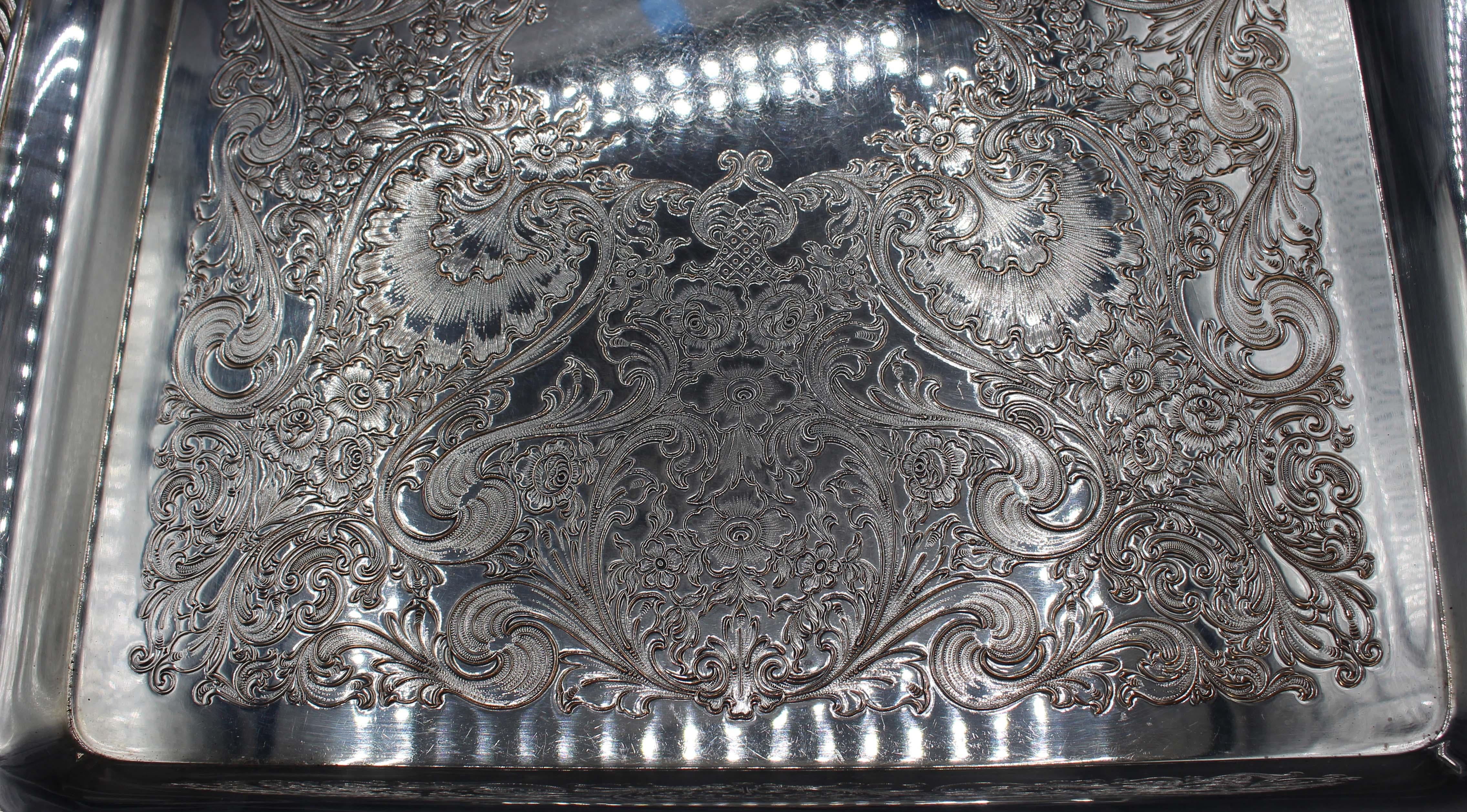 Plateau à thé en métal argenté 