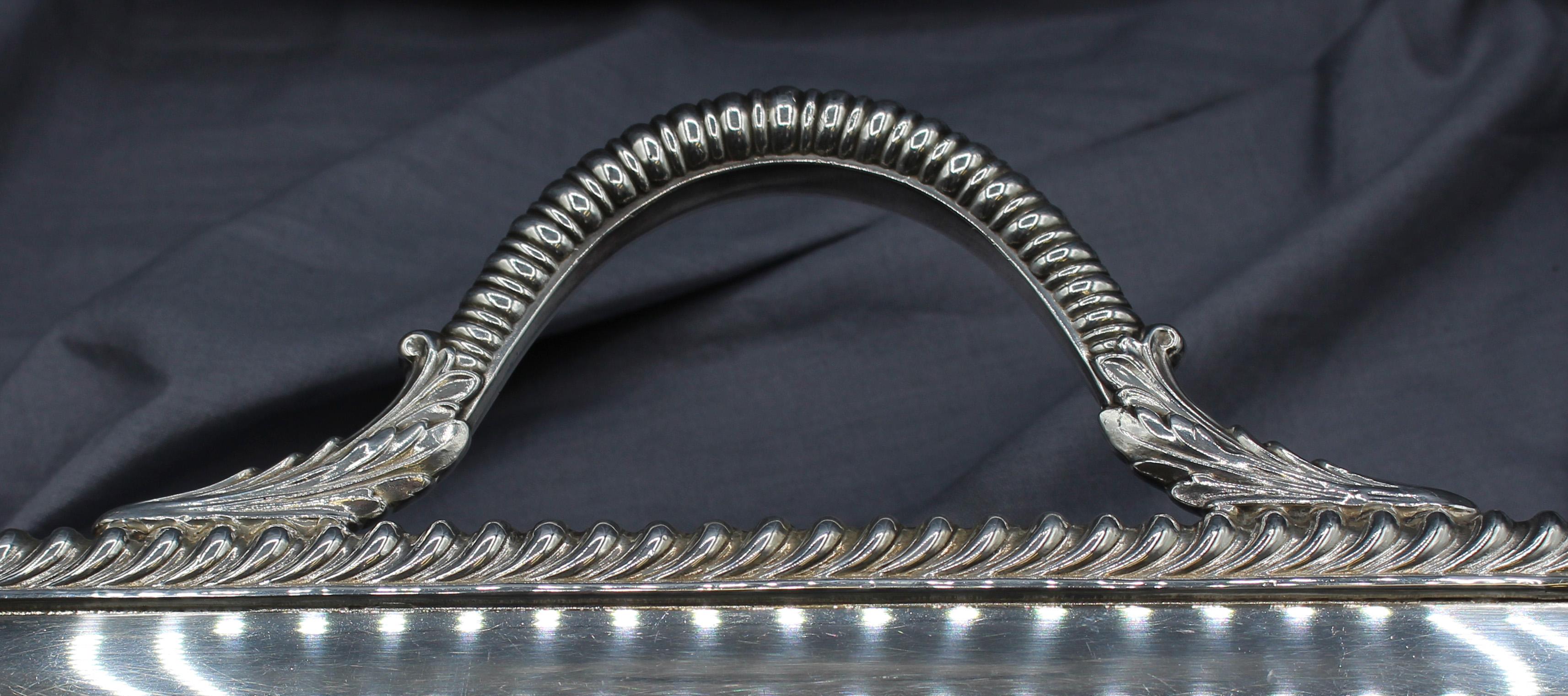 20ième siècle Plateau à thé en métal argenté 