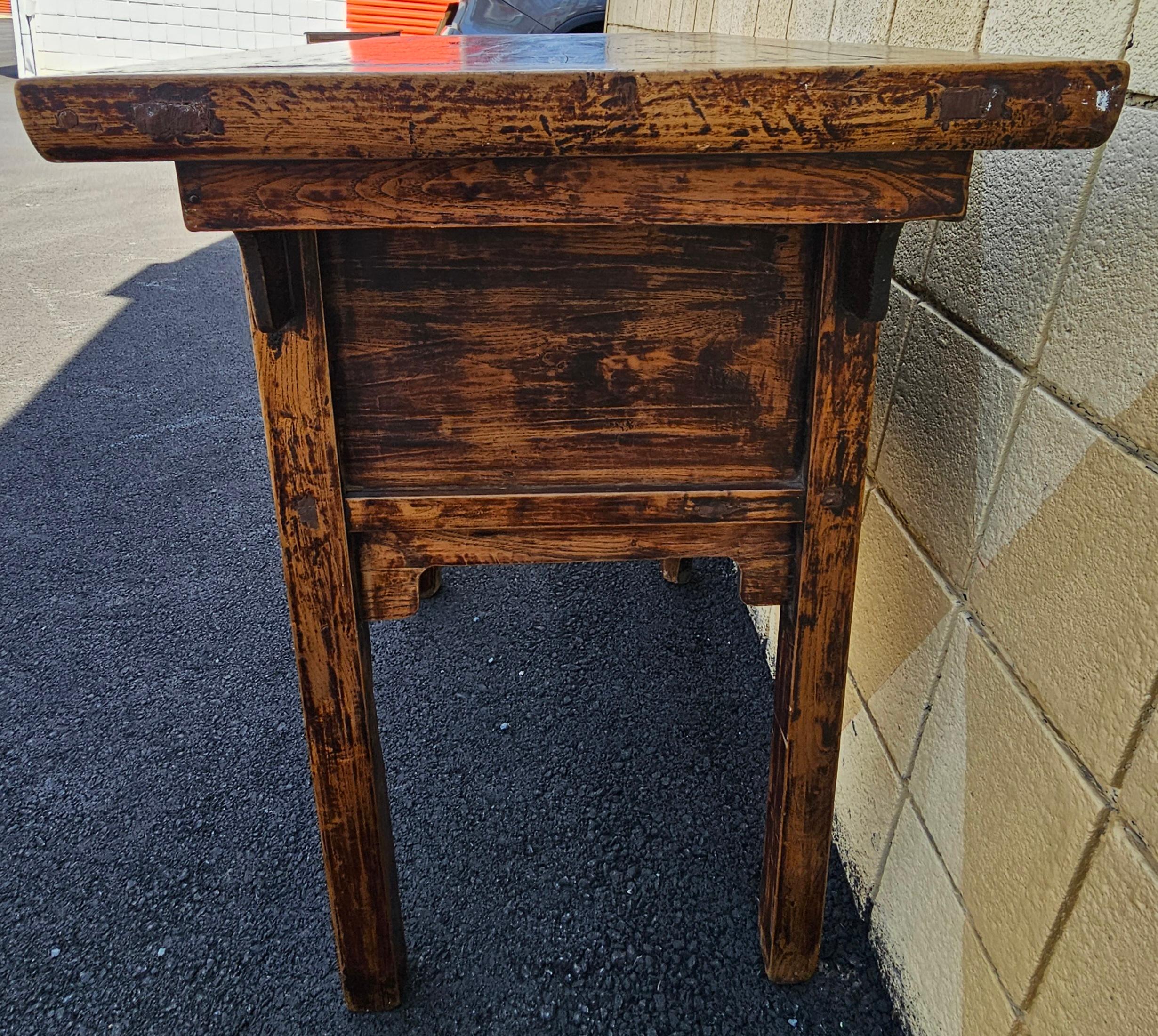 Tavolo da altare/console a tre cassetti in legno d'olmo asiatico della metà del XX secolo in vendita 4