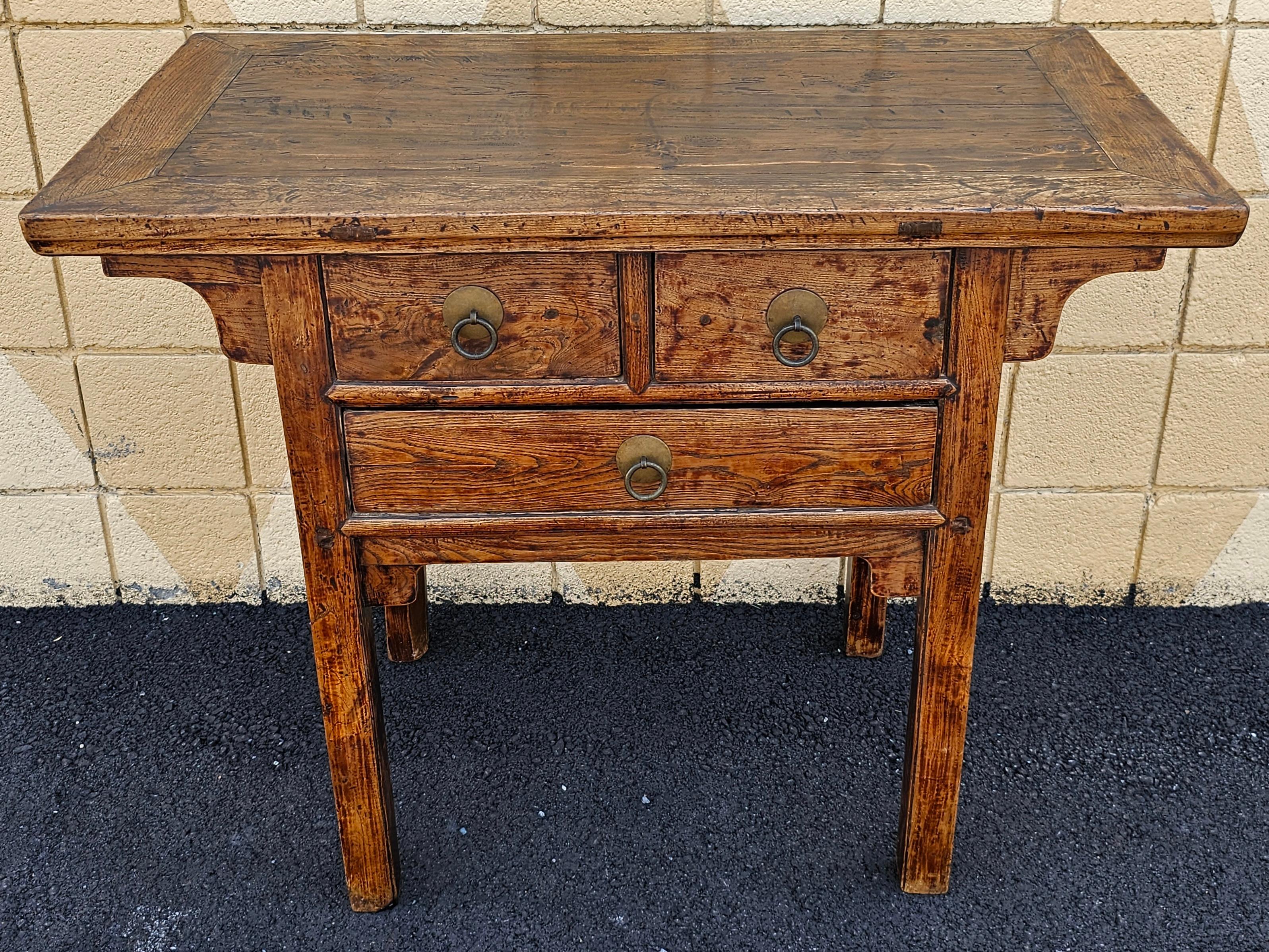 Esportazione cinese Tavolo da altare/console a tre cassetti in legno d'olmo asiatico della metà del XX secolo in vendita