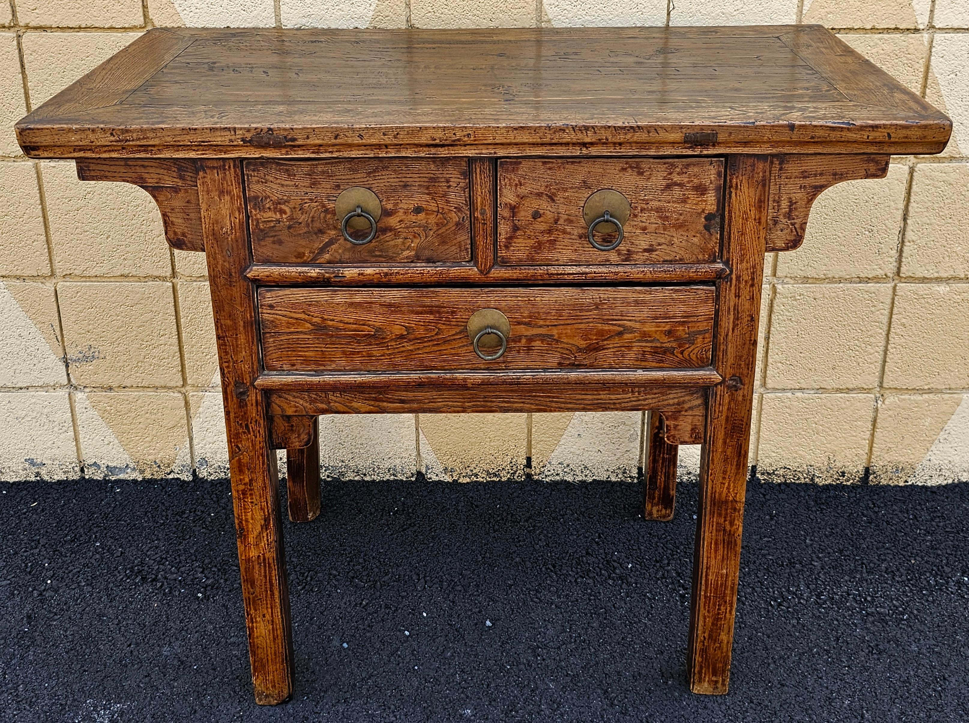 Mordenzato Tavolo da altare/console a tre cassetti in legno d'olmo asiatico della metà del XX secolo in vendita