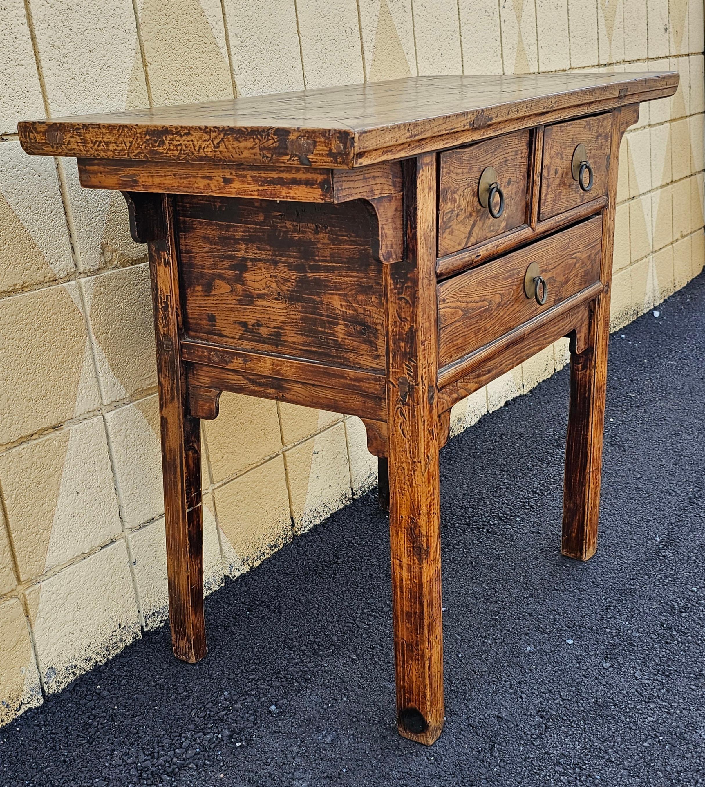 Tavolo da altare/console a tre cassetti in legno d'olmo asiatico della metà del XX secolo In condizioni buone in vendita a Germantown, MD