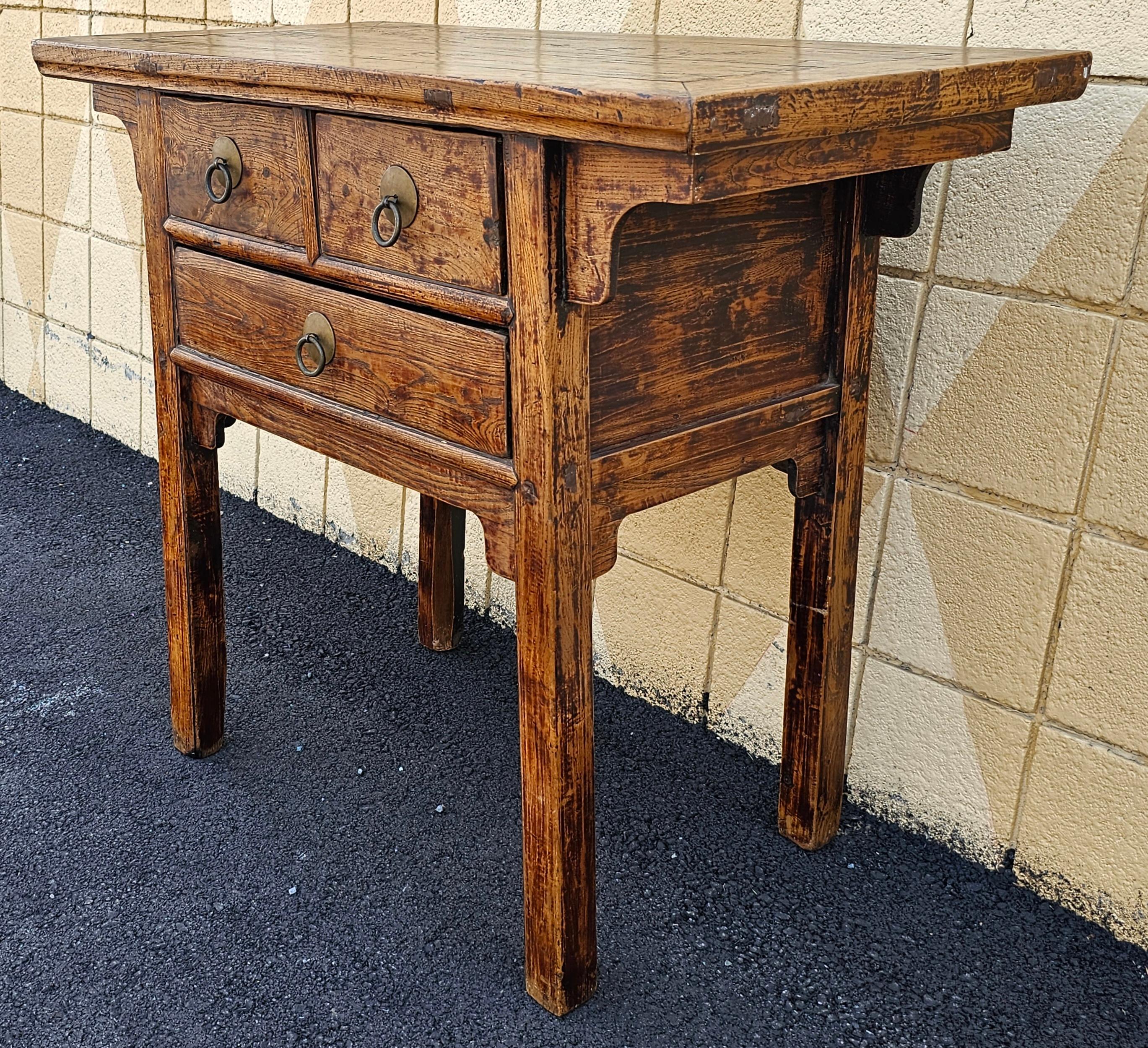 Legno Tavolo da altare/console a tre cassetti in legno d'olmo asiatico della metà del XX secolo in vendita