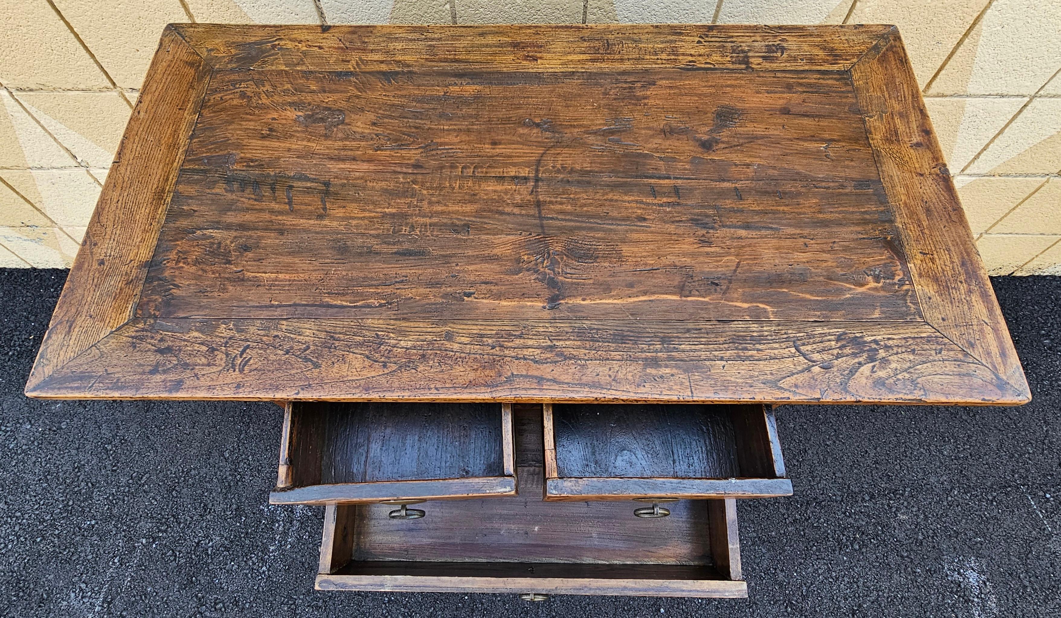 Tavolo da altare/console a tre cassetti in legno d'olmo asiatico della metà del XX secolo in vendita 1
