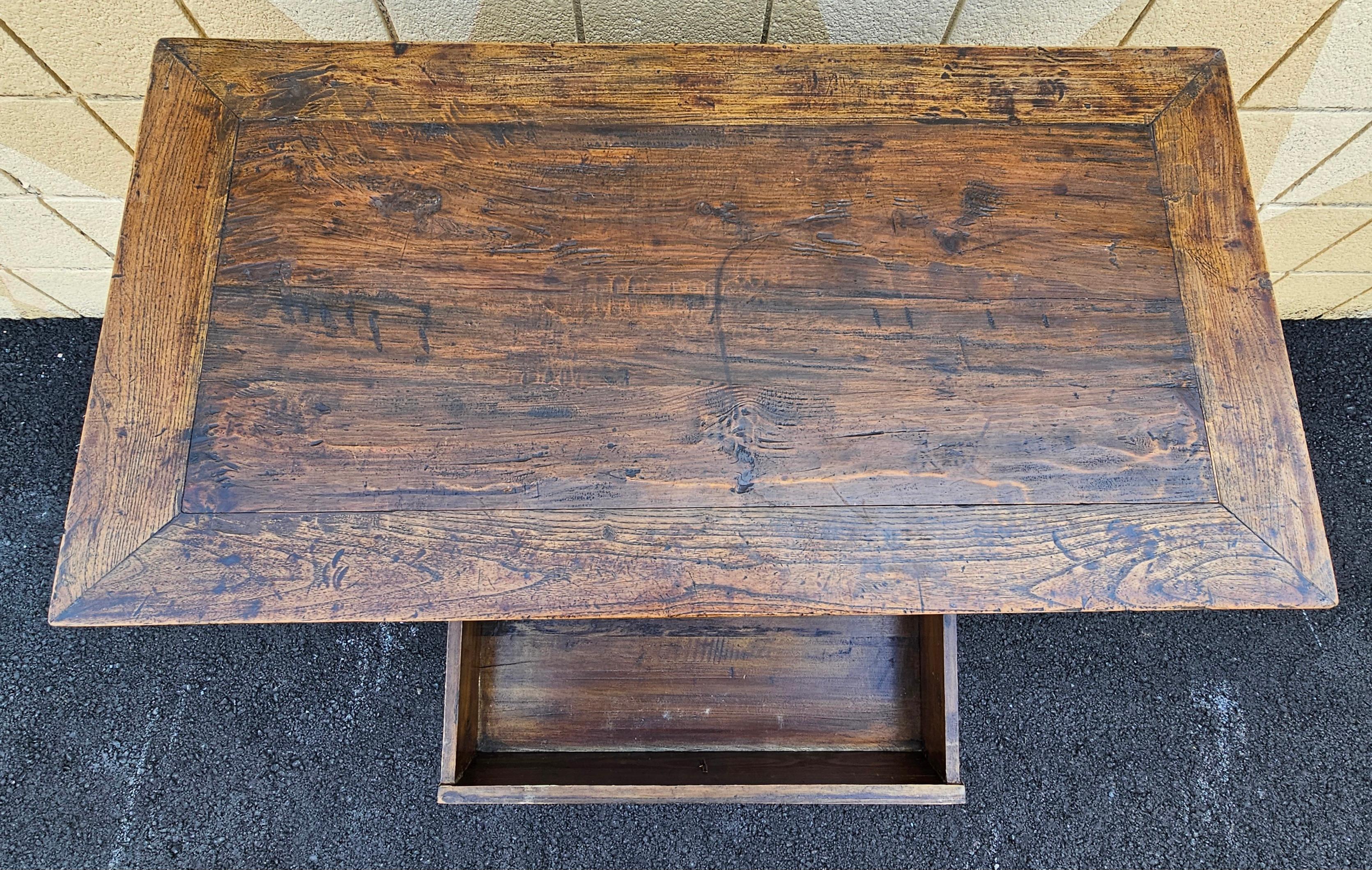 Tavolo da altare/console a tre cassetti in legno d'olmo asiatico della metà del XX secolo in vendita 3
