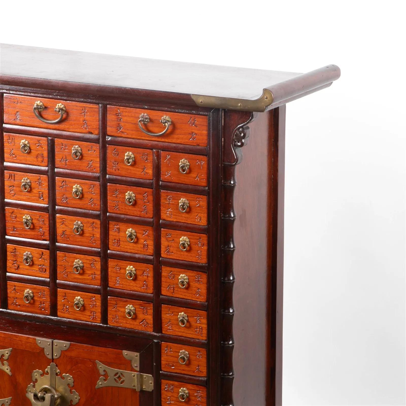 Armario Boticario Asian Style De Mediados Del Siglo XX Con Detalles De Latón Chinoiserie en venta