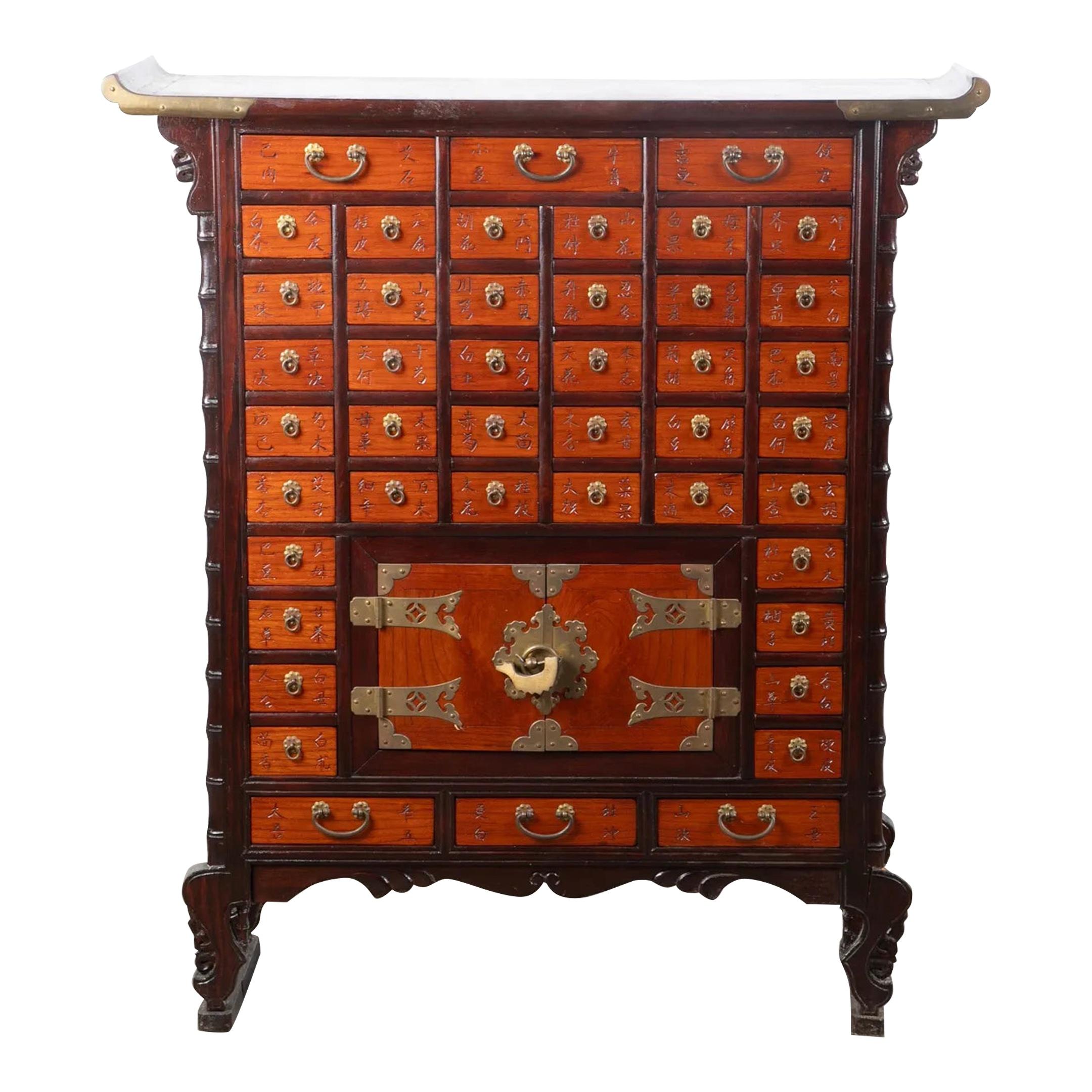 Armario Boticario Asian Style De Mediados Del Siglo XX Con Detalles De Latón en Bueno estado para la venta en Elkton, MD