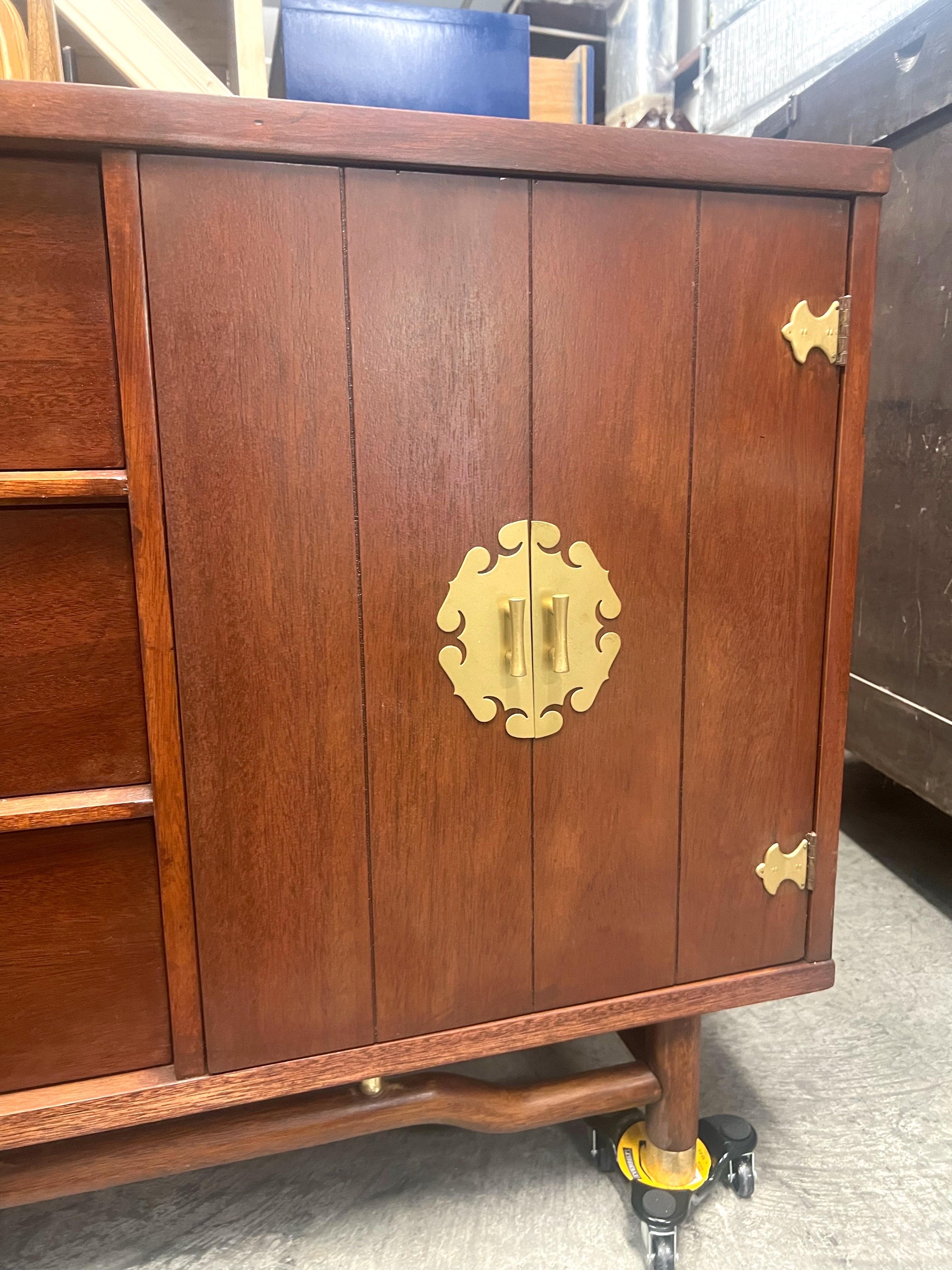 Credenza Asian Style della metà del XX secolo In condizioni buone in vendita a Charleston, SC