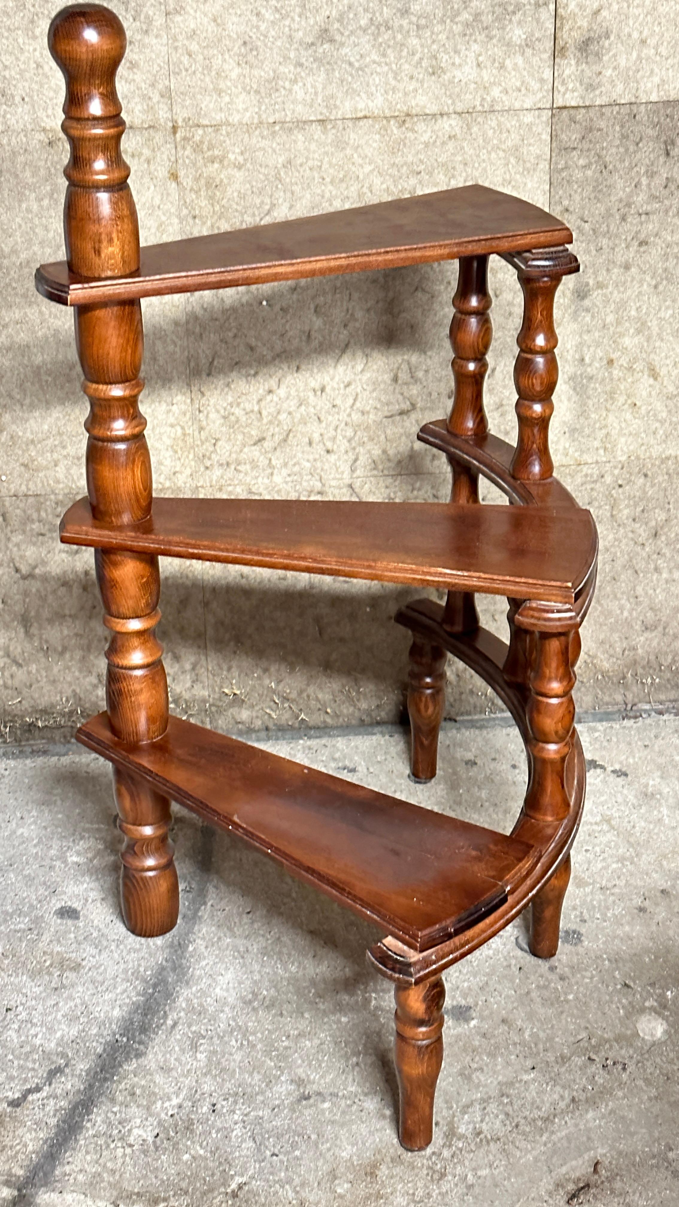 Mid-20th Century Austrian Turned Nut Wood Spiral Step Library Ladder In Good Condition For Sale In Nuernberg, DE