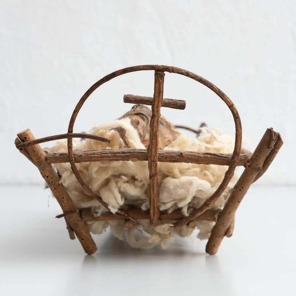 Mid-20th Century Baby Jesus Figure in the Cradle In Good Condition In Barcelona, ES