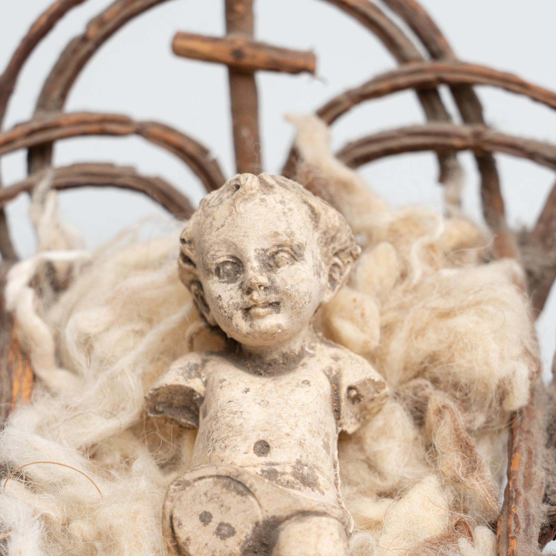 Baby Jesus-Figur in der Schöpfkelle aus der Mitte des 20. Jahrhunderts (Gips) im Angebot