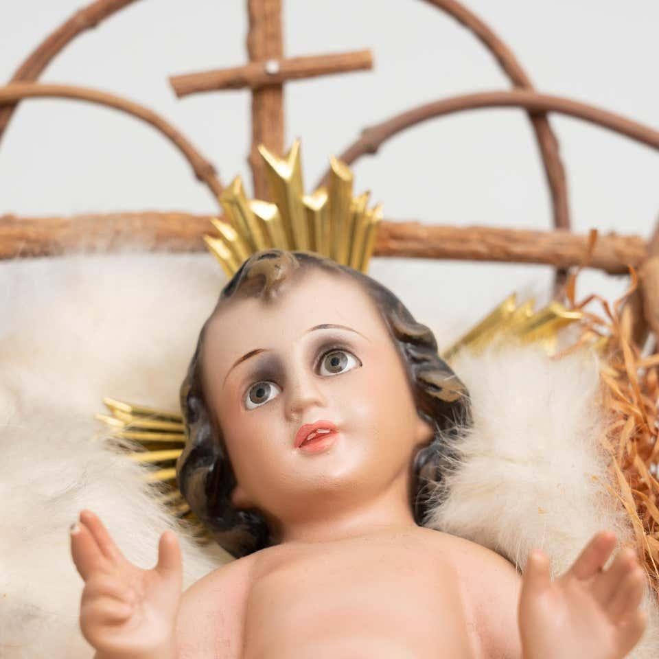 Figure d'enfant Jésus dans le berceau, milieu du 20e siècle Bon état - En vente à Barcelona, Barcelona