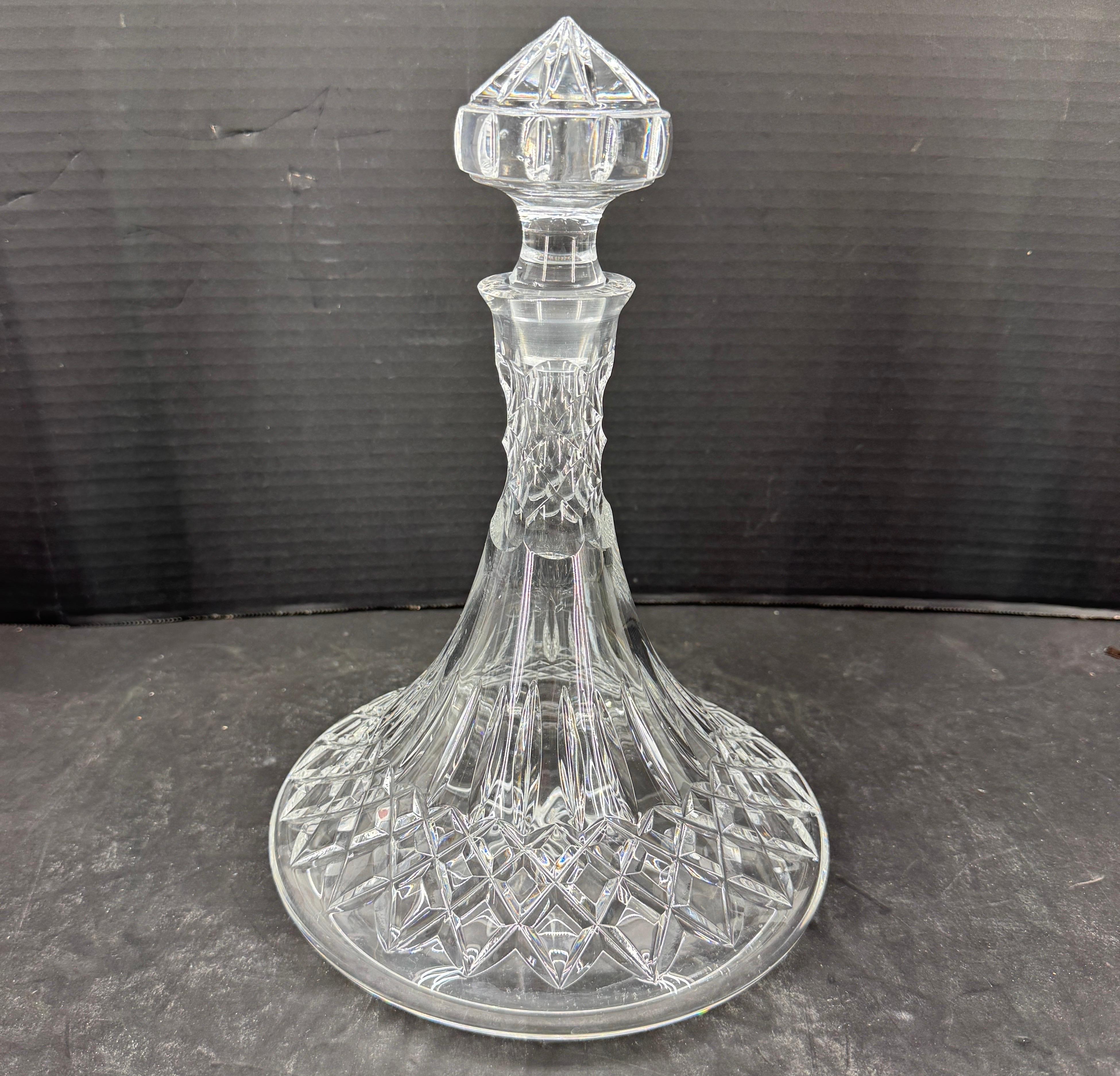 Este exquisito decantador de cristal del siglo XX refleja la refinada artesanía asociada a Baccarat. Con un distintivo fondo plano y acampanado, esta pieza está diseñada para servir vino, combinando funcionalidad y elegancia. El cristal está