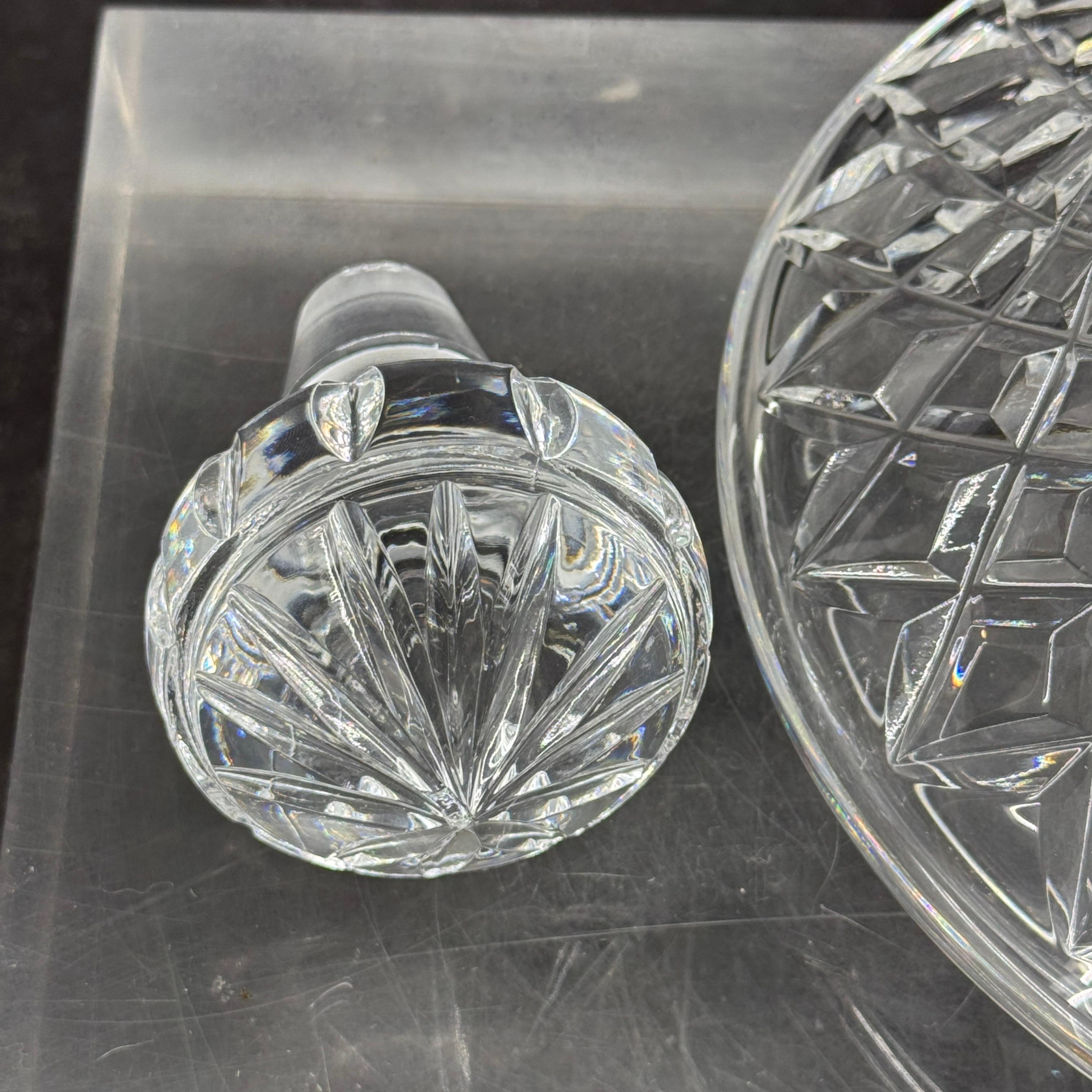 Decantador de cristal estilo Baccarat de mediados del siglo XX Europeo en venta
