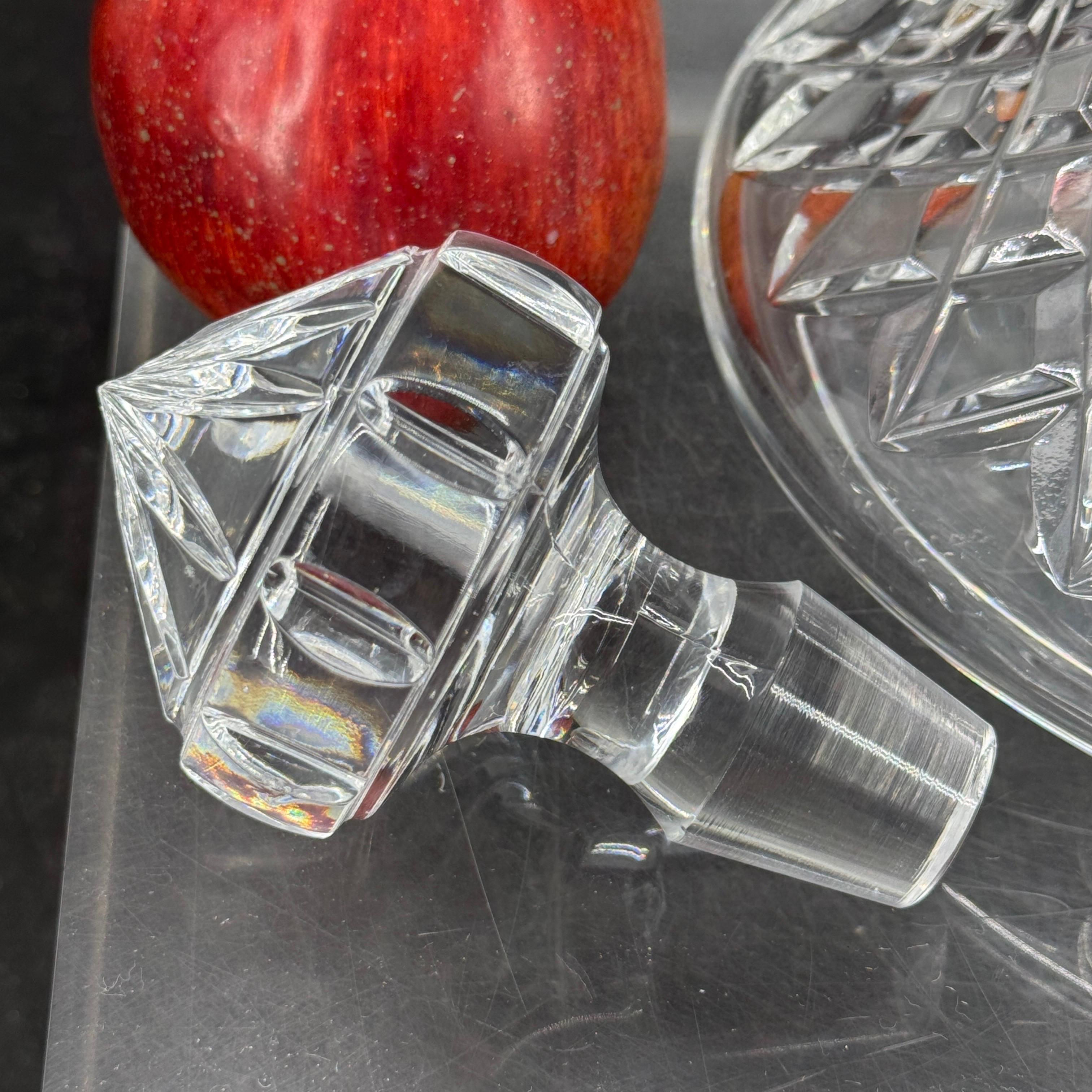 Decantador de cristal estilo Baccarat de mediados del siglo XX Hecho a mano en venta