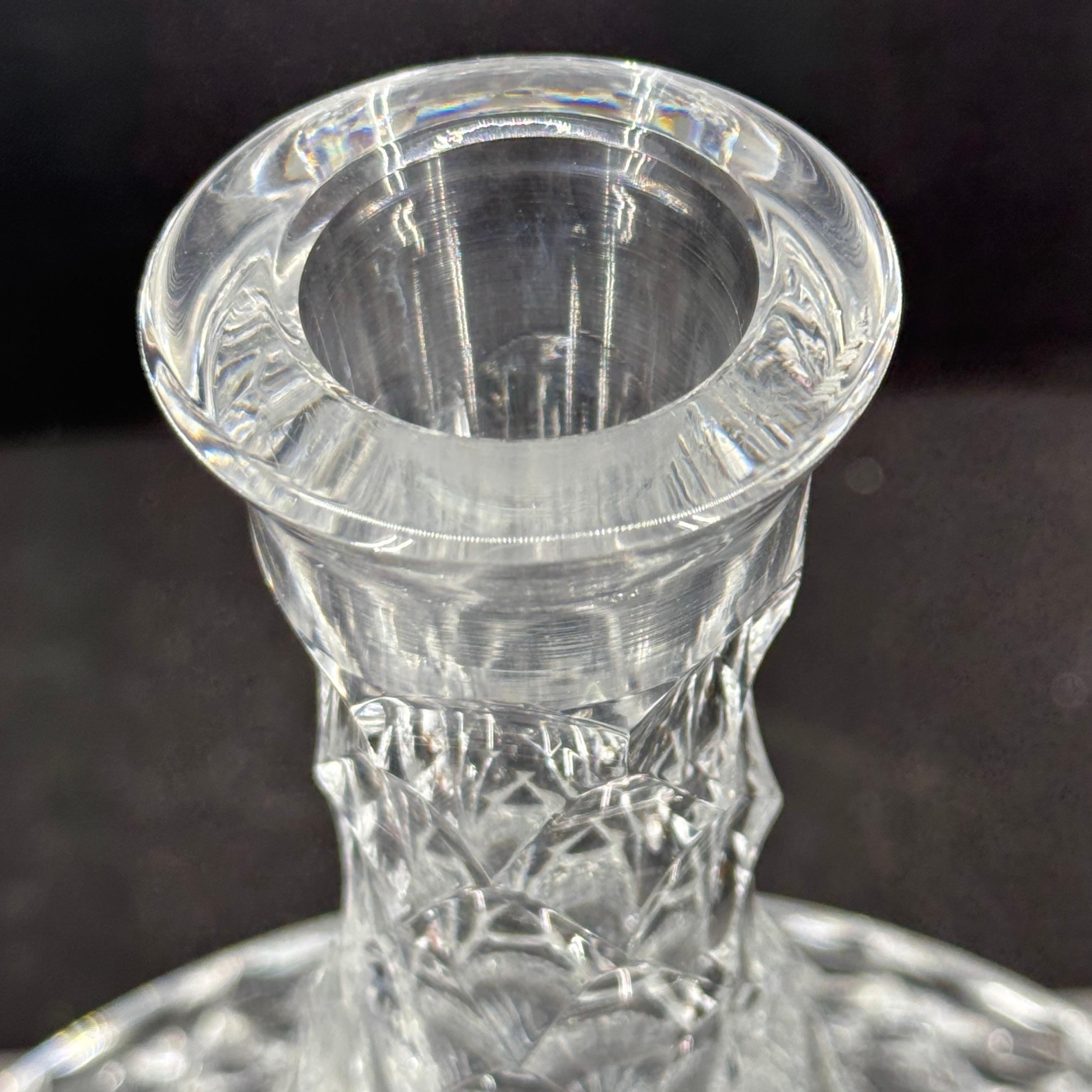 Decantador de cristal estilo Baccarat de mediados del siglo XX Cristal en venta