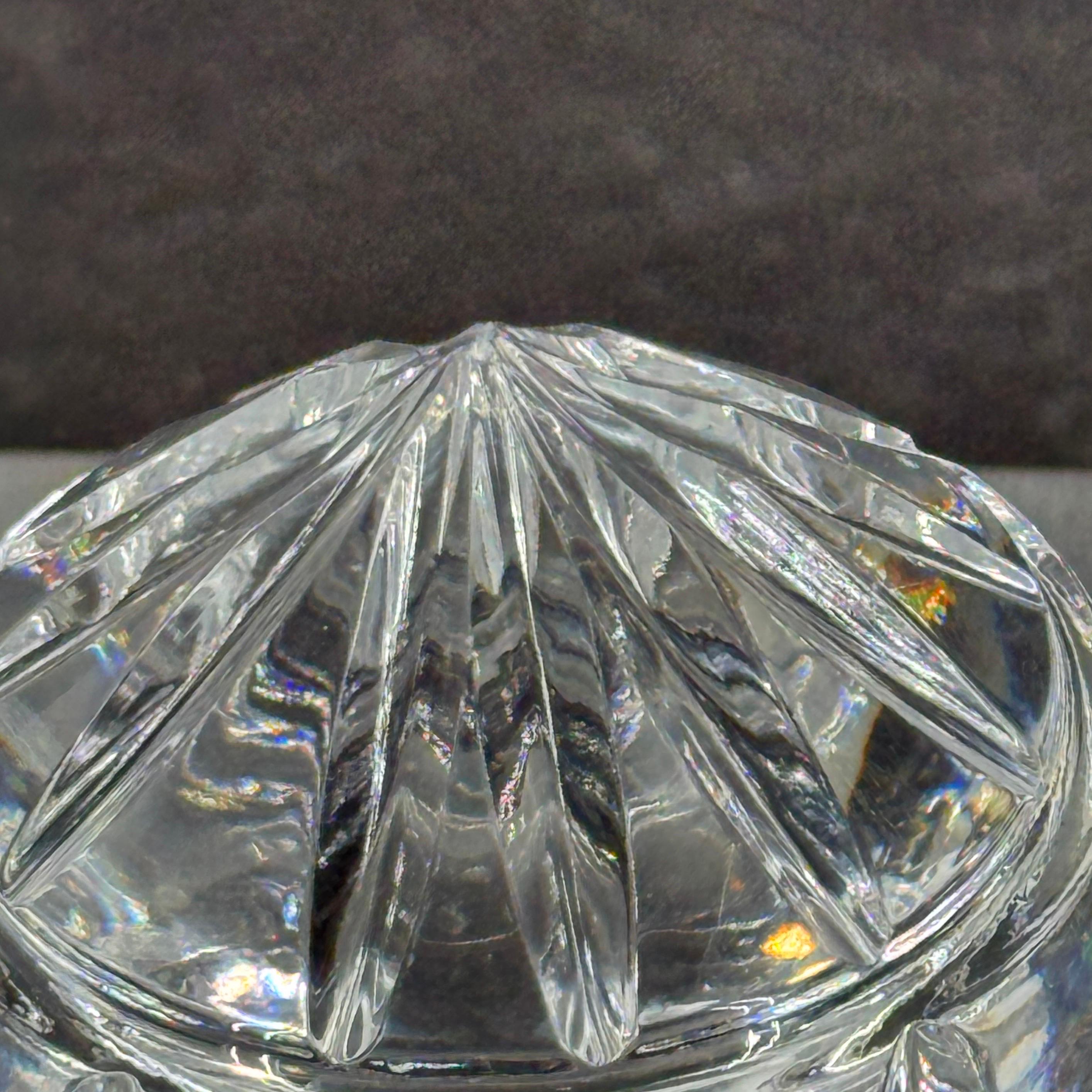 Decantador de cristal estilo Baccarat de mediados del siglo XX en venta 1