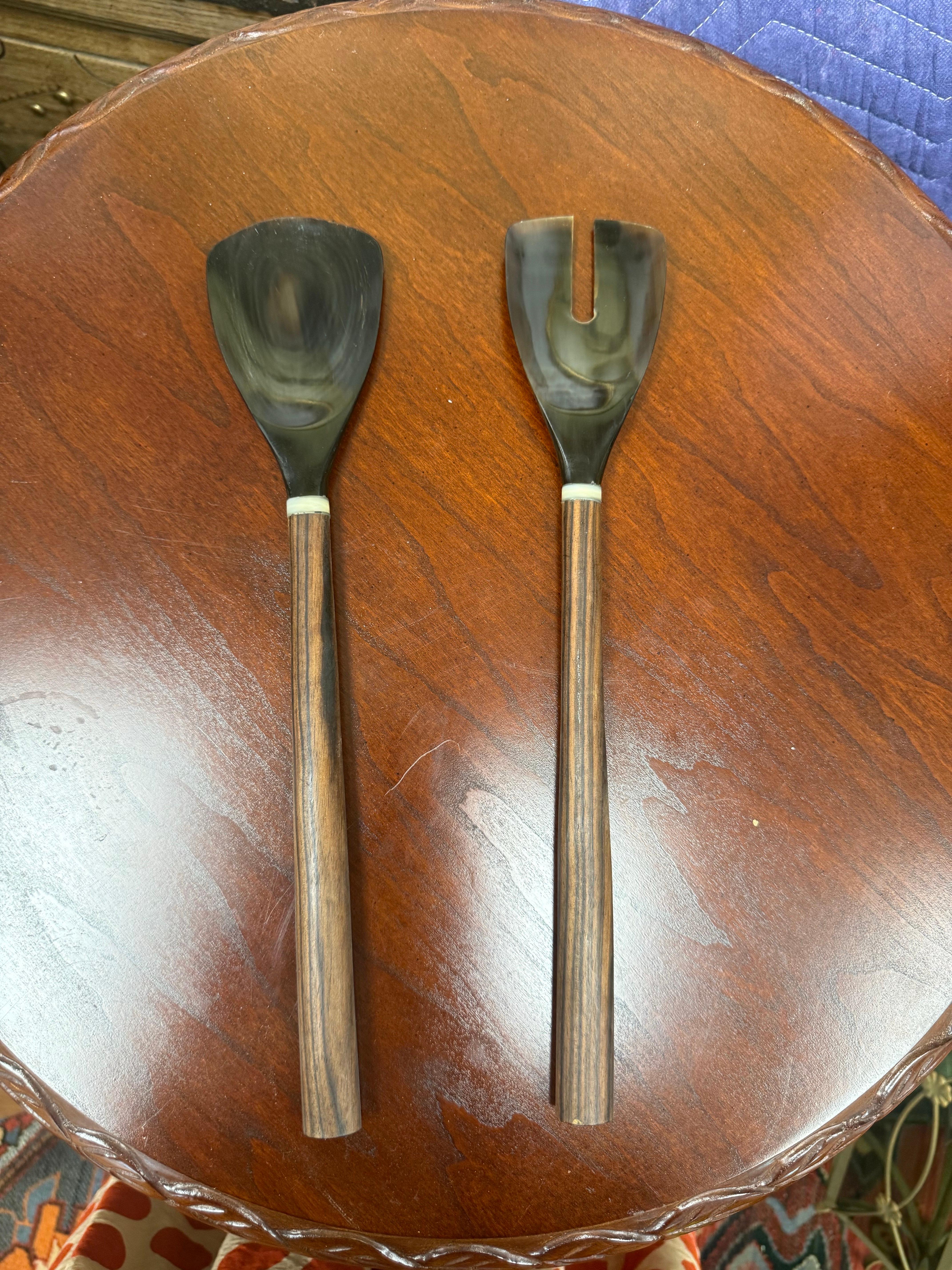 Un très bel ensemble de services en celluloïd/bakélite Smokey gray avec de belles poignées en bois.  Ils me semblent très modernes à la danoise.   Mais ils ne sont pas marqués.  Circa 1955.