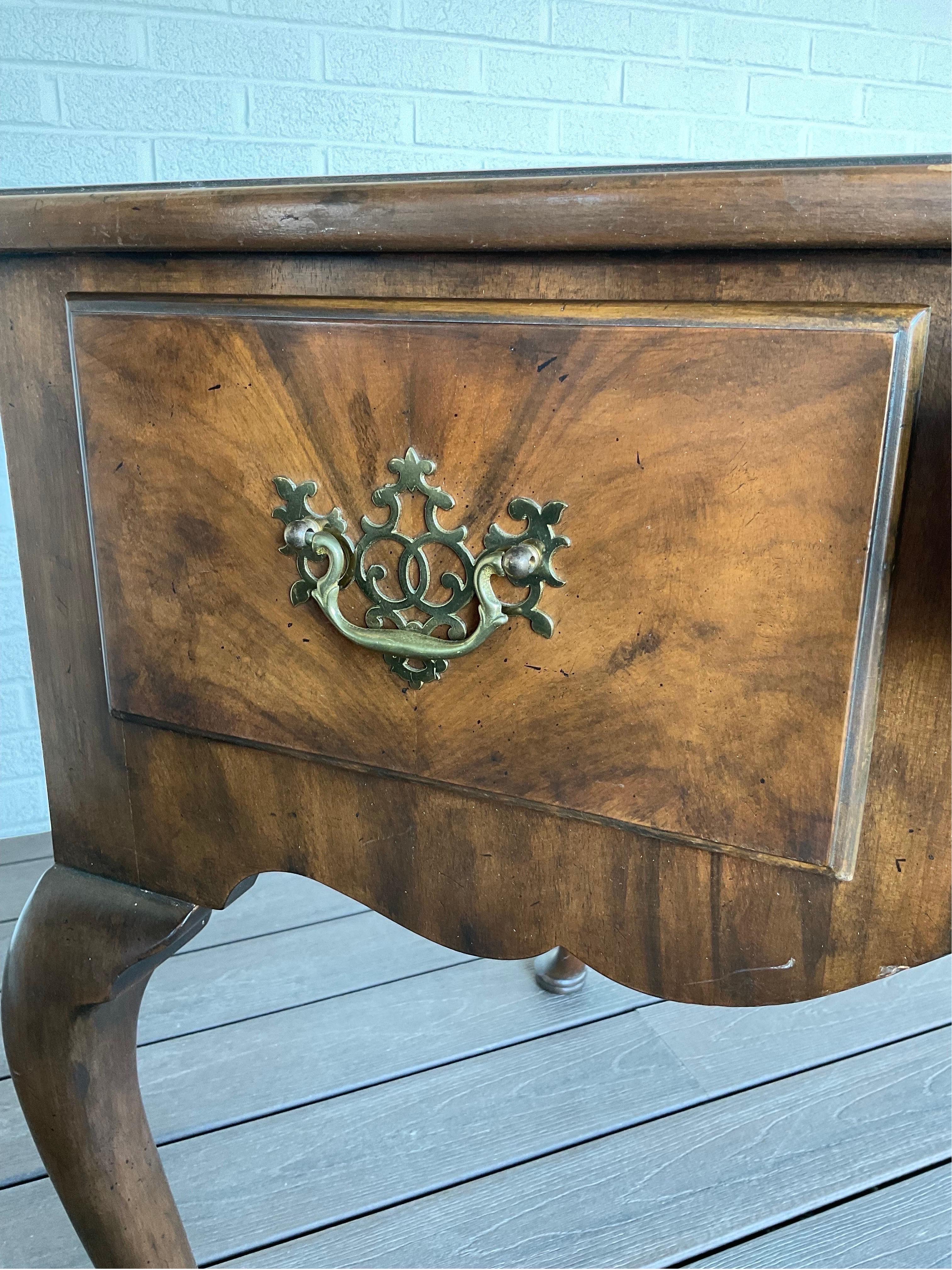 Mobilier Baker du milieu du 20e siècle Bureau Queen Ann vintage en vente 5