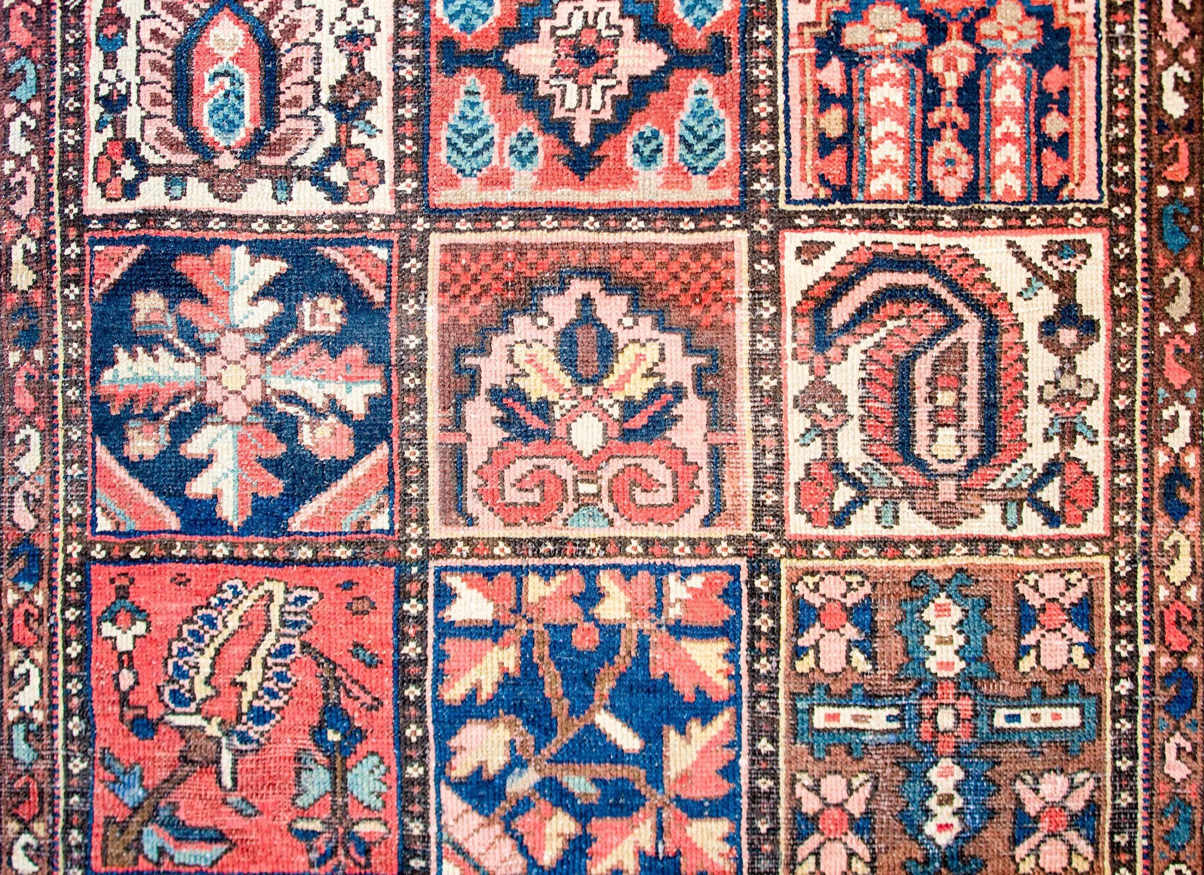 Bachtiati-Teppich aus der Mitte des 20. (Kasachisch) im Angebot