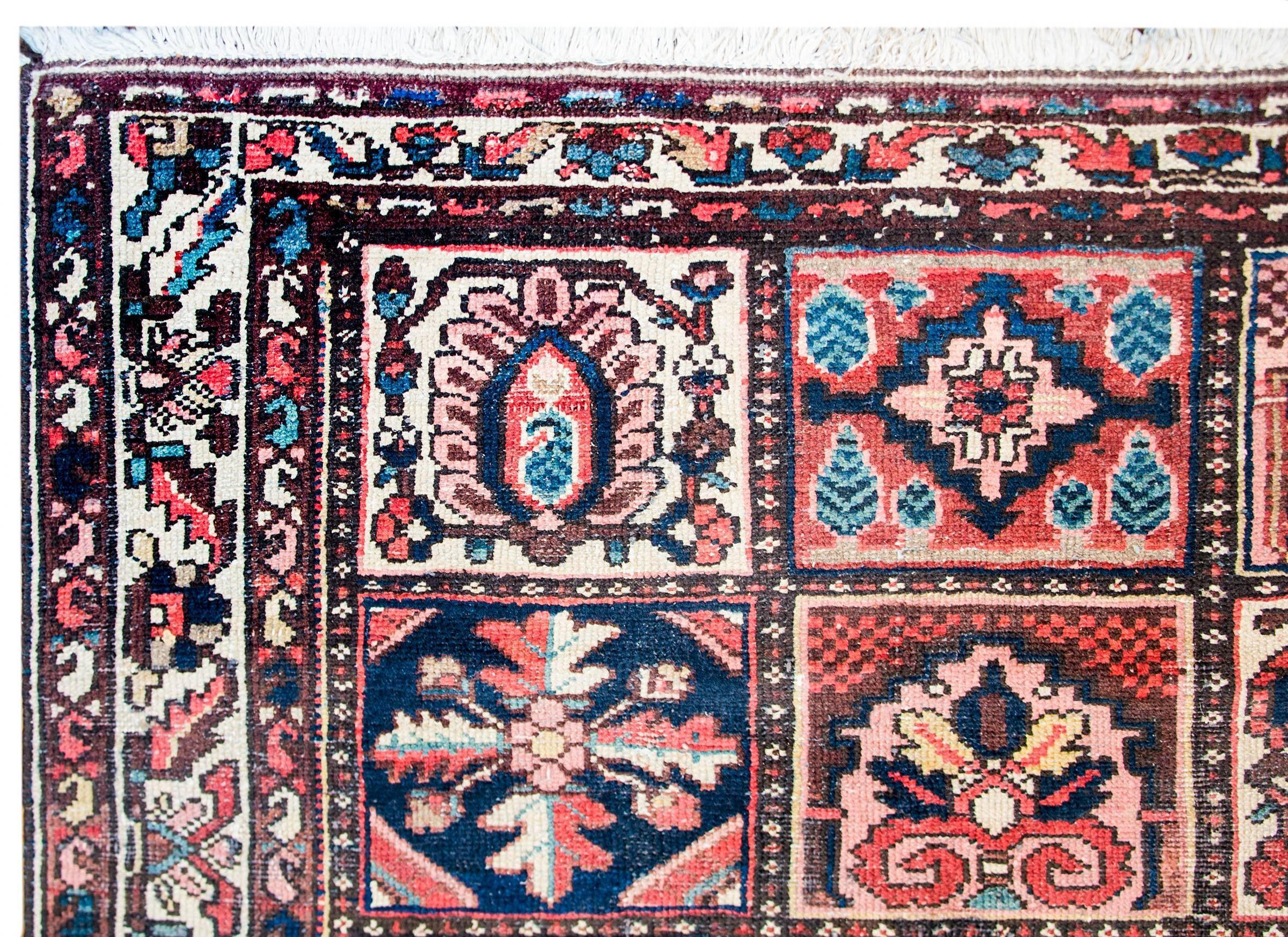 Bachtiati-Teppich aus der Mitte des 20. (Persisch) im Angebot