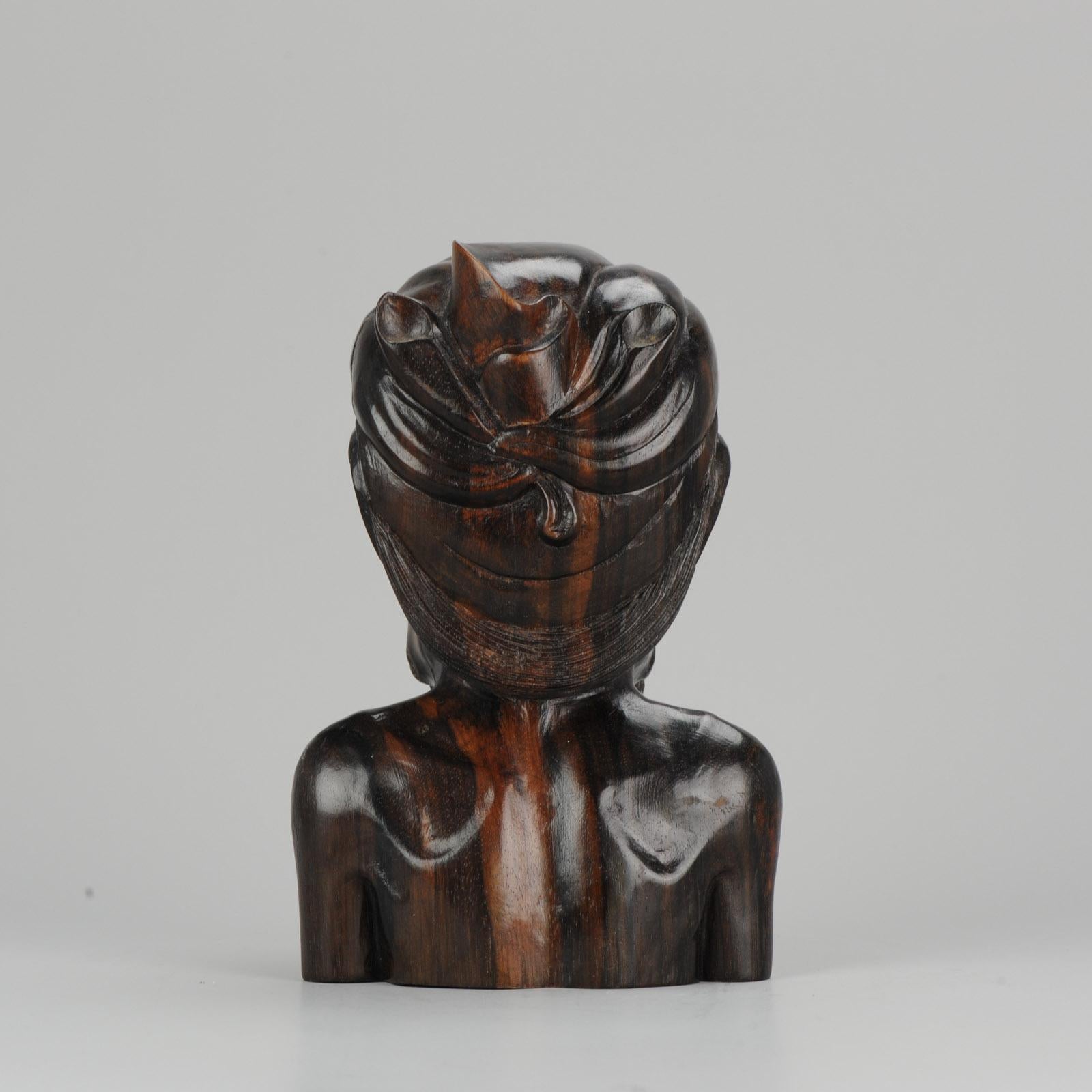Porcellana Statua di donna in legno intagliato della metà del XX secolo in Indonesia, a Bali in vendita