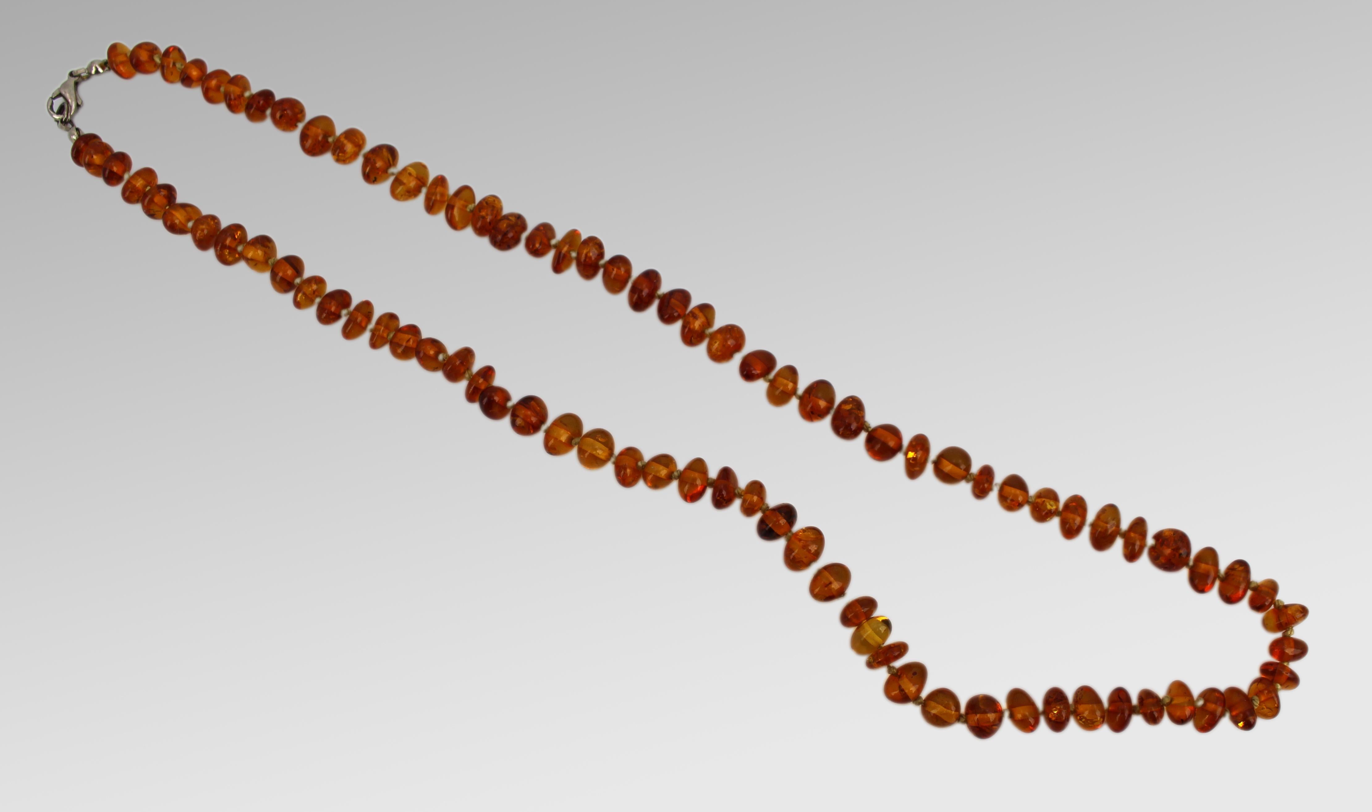 Collier d'ambre baltique du milieu du 20e siècle avec perles polies graduées

Un collier d'ambre vintage finement réalisé, datant du milieu du 20e siècle, enfilé avec 89 perles polies affichant les tons chauds de cognac et les inclusions internes