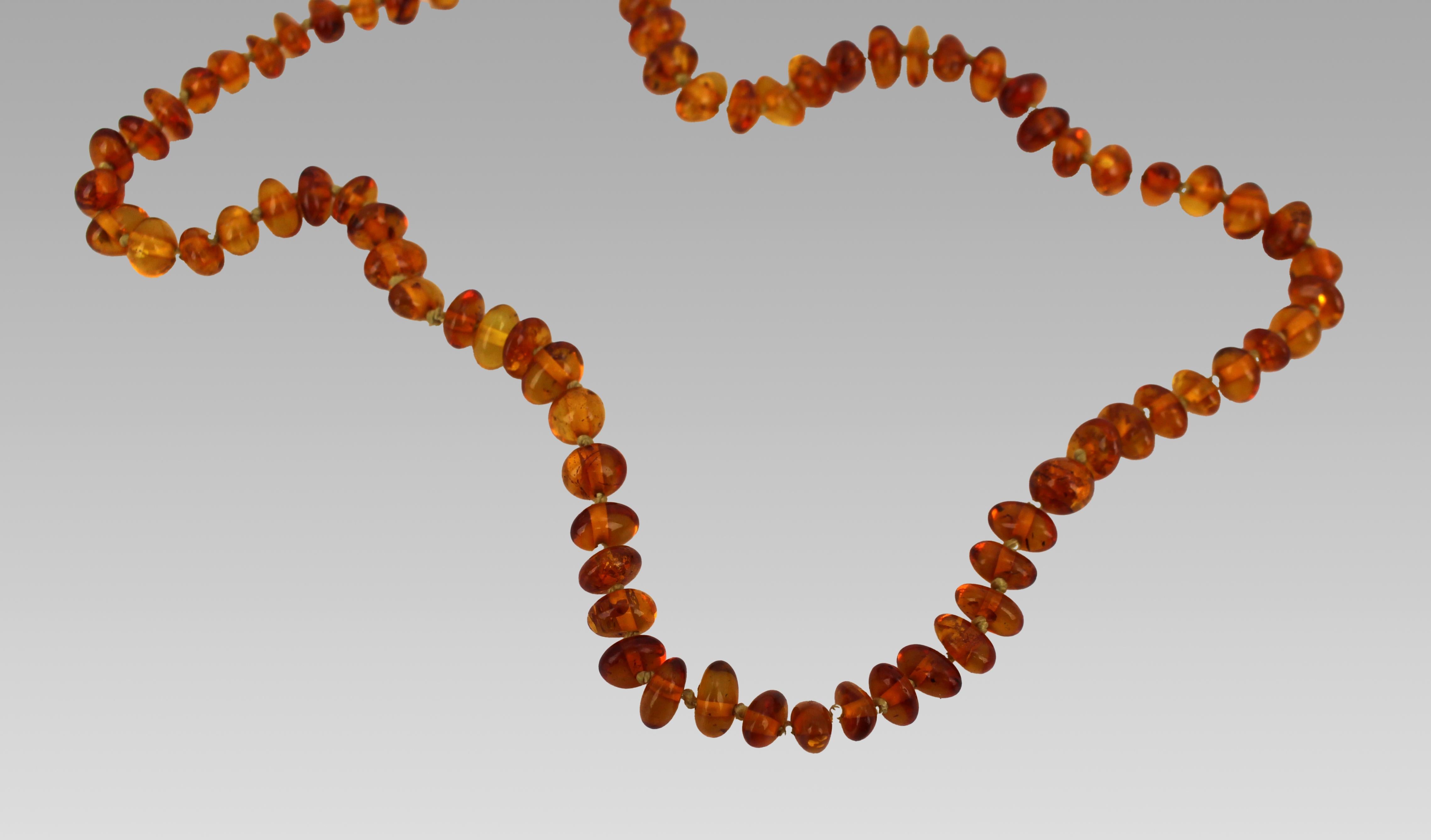 20ième siècle Collier d'ambre baltique du milieu du 20e siècle avec perles polies graduées en vente