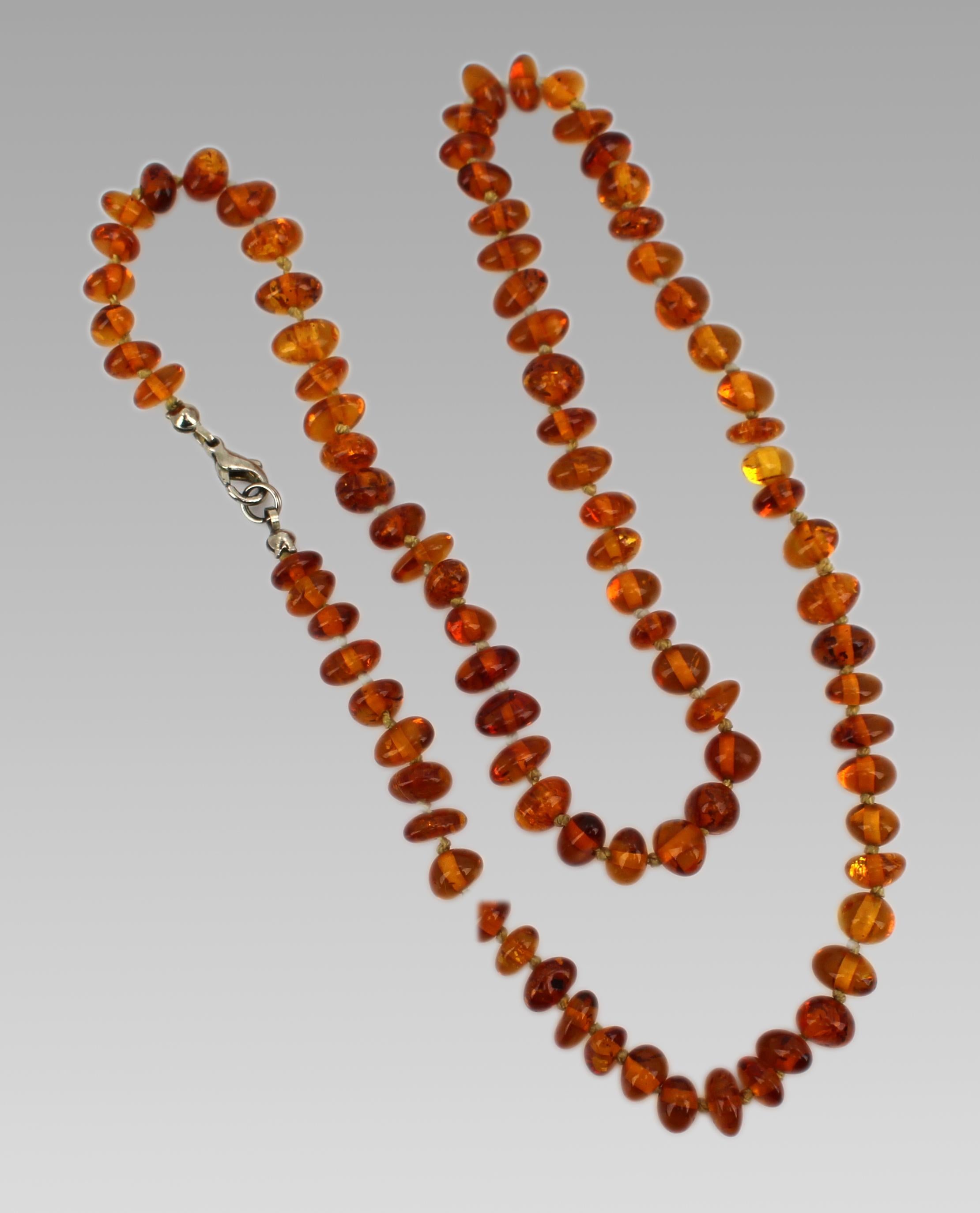 Perles Collier d'ambre baltique du milieu du 20e siècle avec perles polies graduées en vente