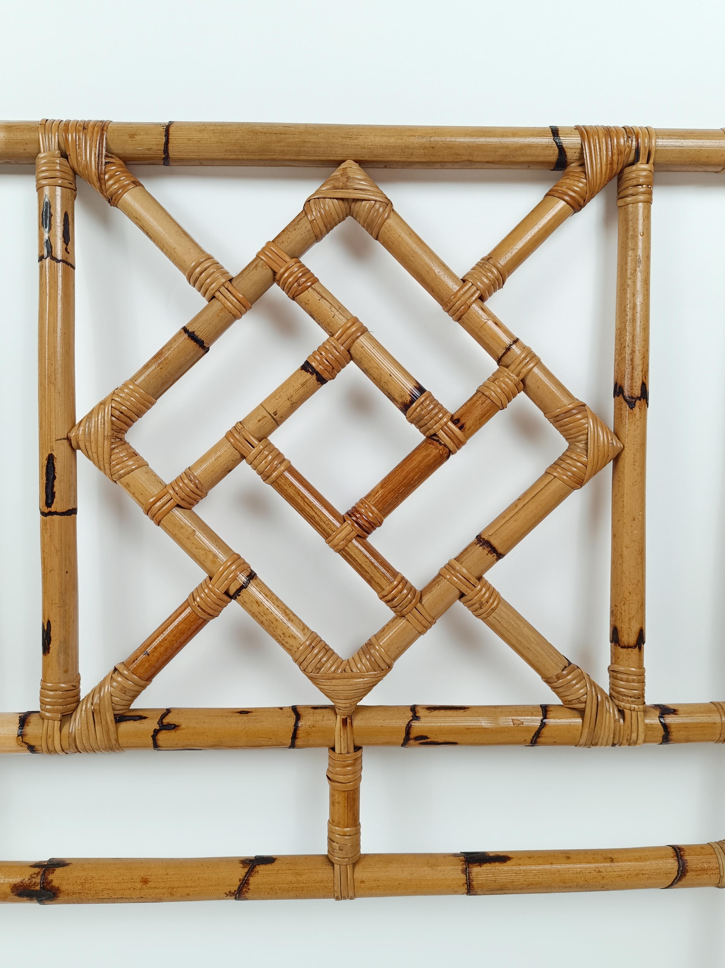  MId 20th Century Bamboo and Rattan Bed Headboard in Chinese Chippendale style  In Good Condition For Sale In Roma, IT