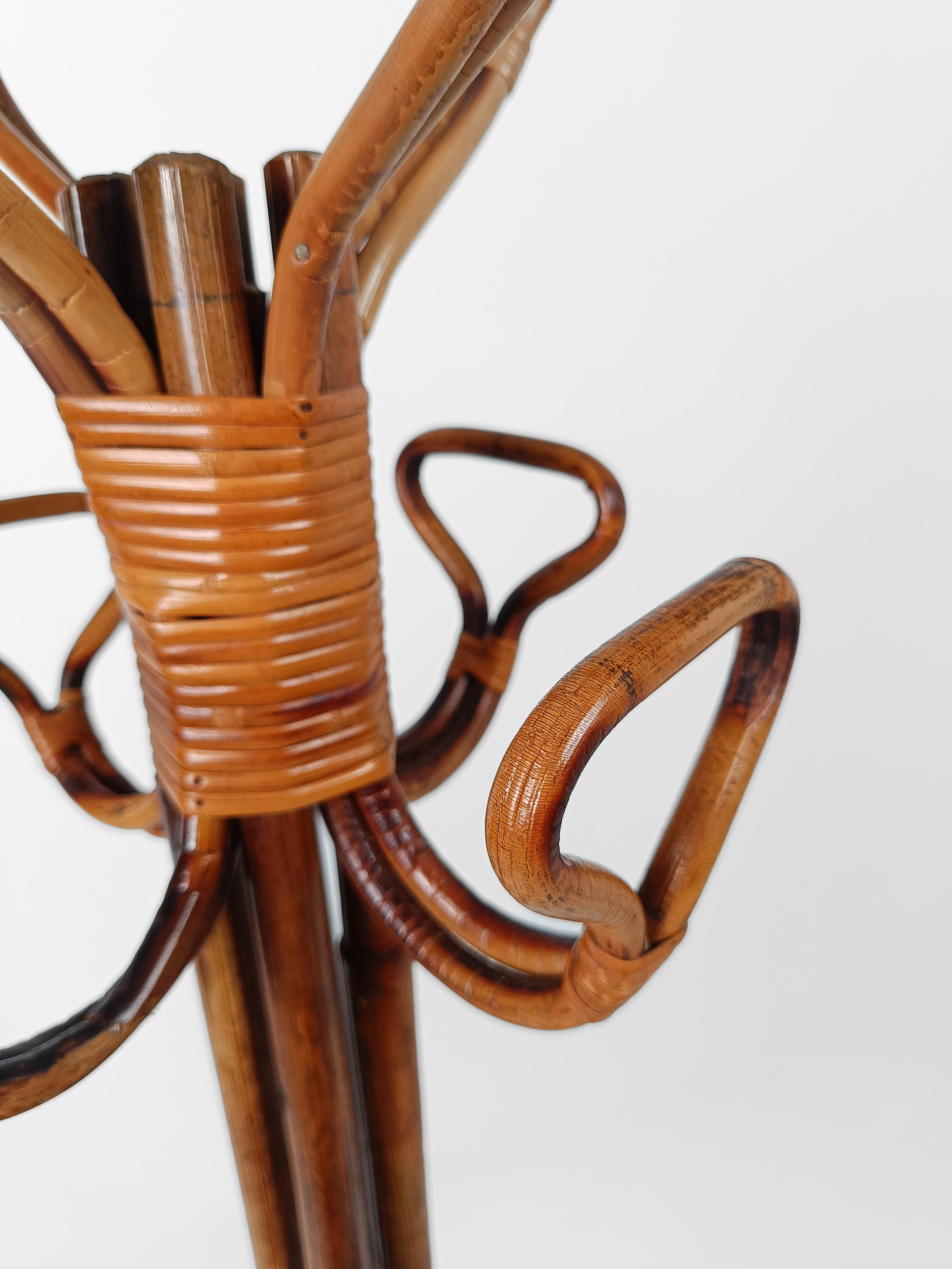 un bellissimo appendiabiti vintage realizzato in Italia tra gli anni Cinquanta e Sessanta. Realizzato a mano a metà del XX secolo utilizzando canne di bambù piegate a vapore, per un totale di 8 ganci, di cui i 4 superiori probabilmente per contenere