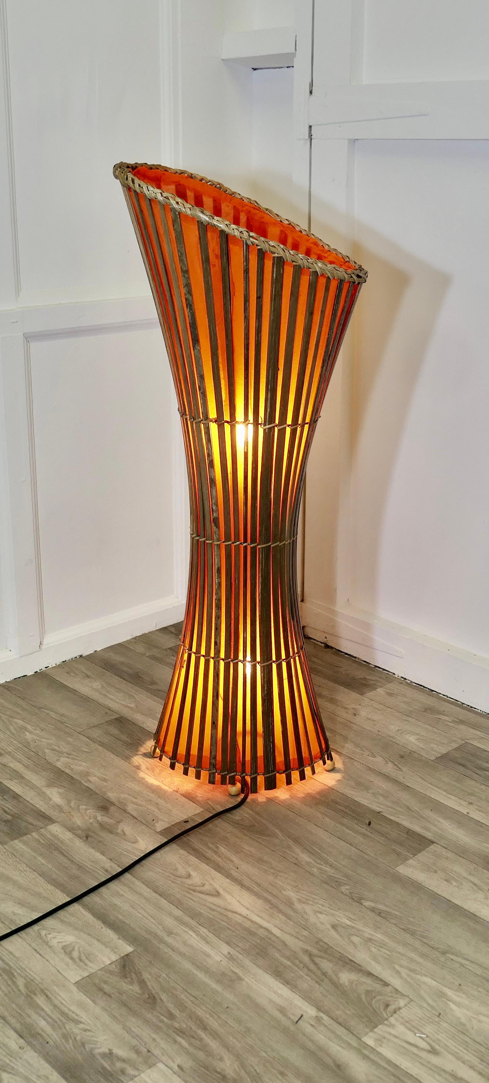 Lampadaire en bambou du milieu du 20e siècle, Retro Chic


Lampadaire sculptural classique fabriqué en France au milieu du 20e siècle.
La lampe est placée dans un cadre en fer avec une forme cintrée faite de canne de bambou fendue et doublée d'un