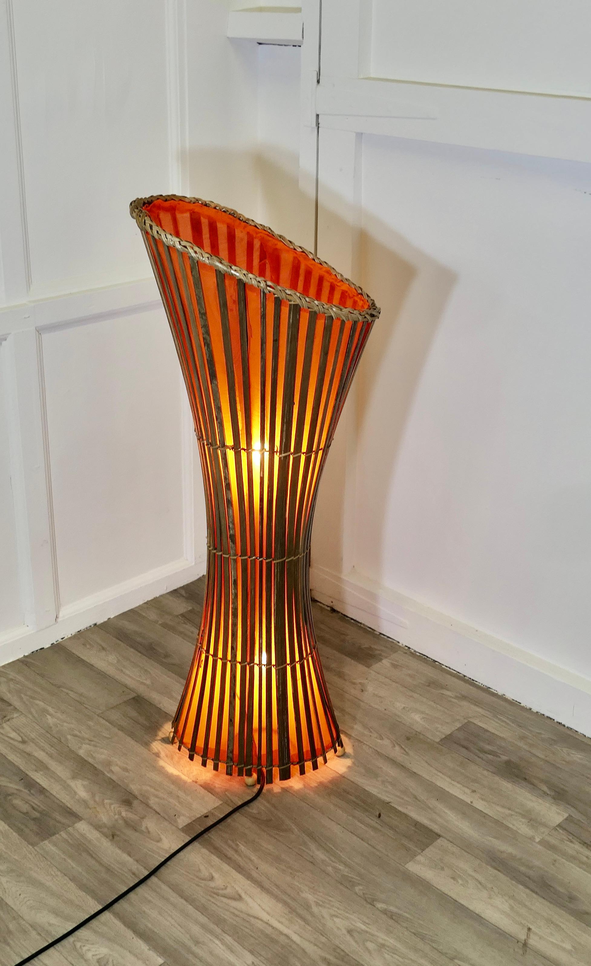 Mid-Century Modern Lampadaire en bambou du milieu du 20e siècle, Retro Chic   Un lampadaire sculptural classique en vente