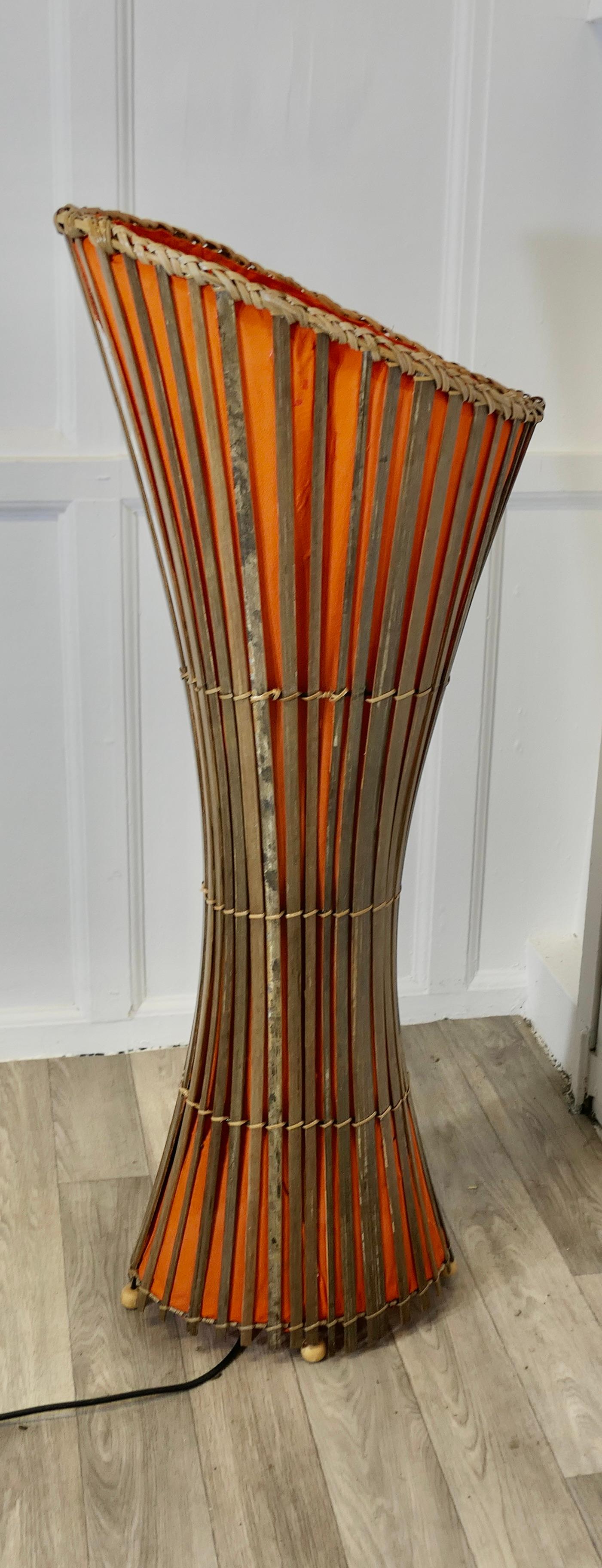 Lampadaire en bambou du milieu du 20e siècle, Retro Chic   Un lampadaire sculptural classique Bon état - En vente à Godshill, Isle of Wight