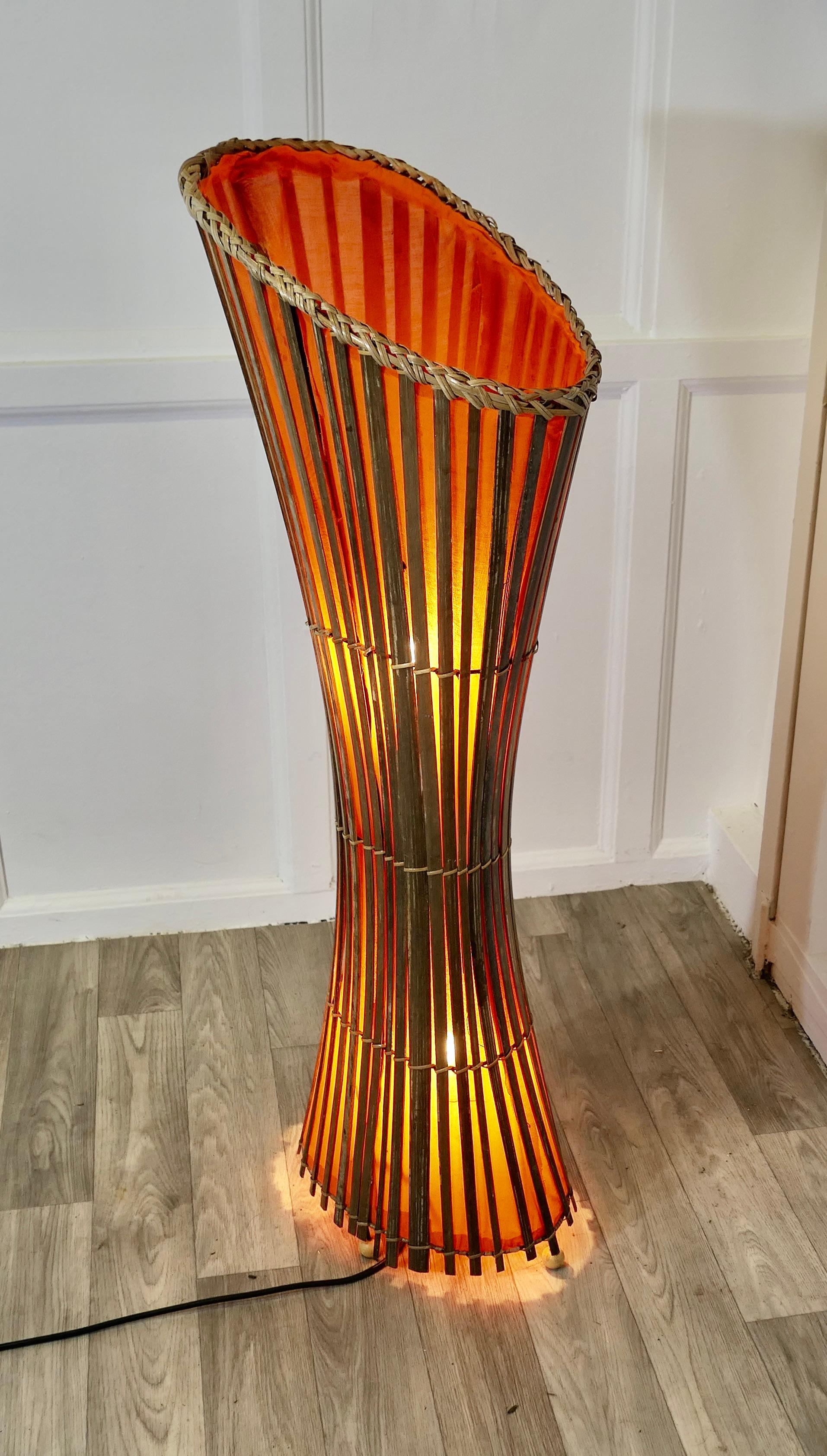 Milieu du XXe siècle Lampadaire en bambou du milieu du 20e siècle, Retro Chic   Un lampadaire sculptural classique en vente