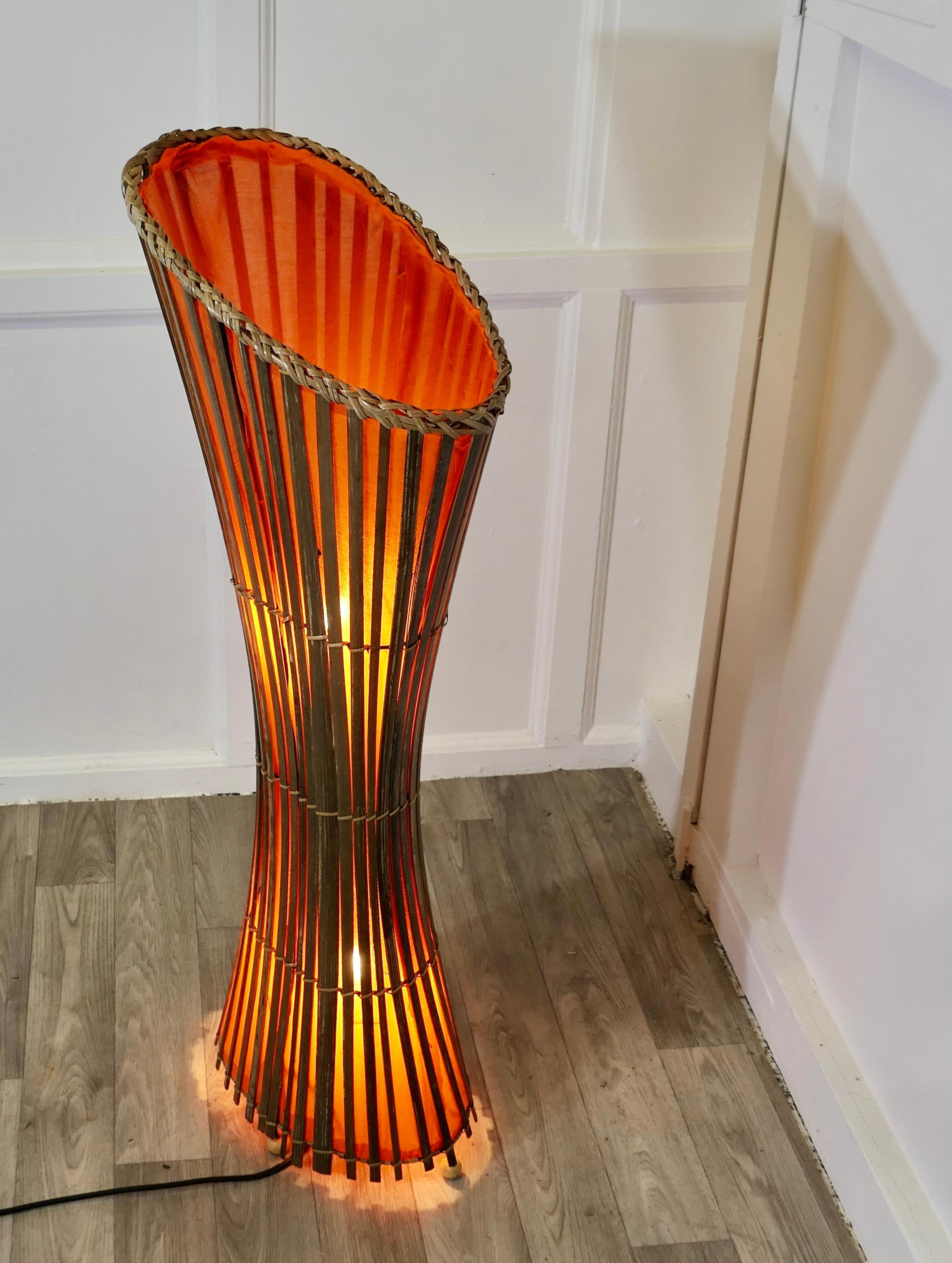 Canne Lampadaire en bambou du milieu du 20e siècle, Retro Chic   Un lampadaire sculptural classique en vente