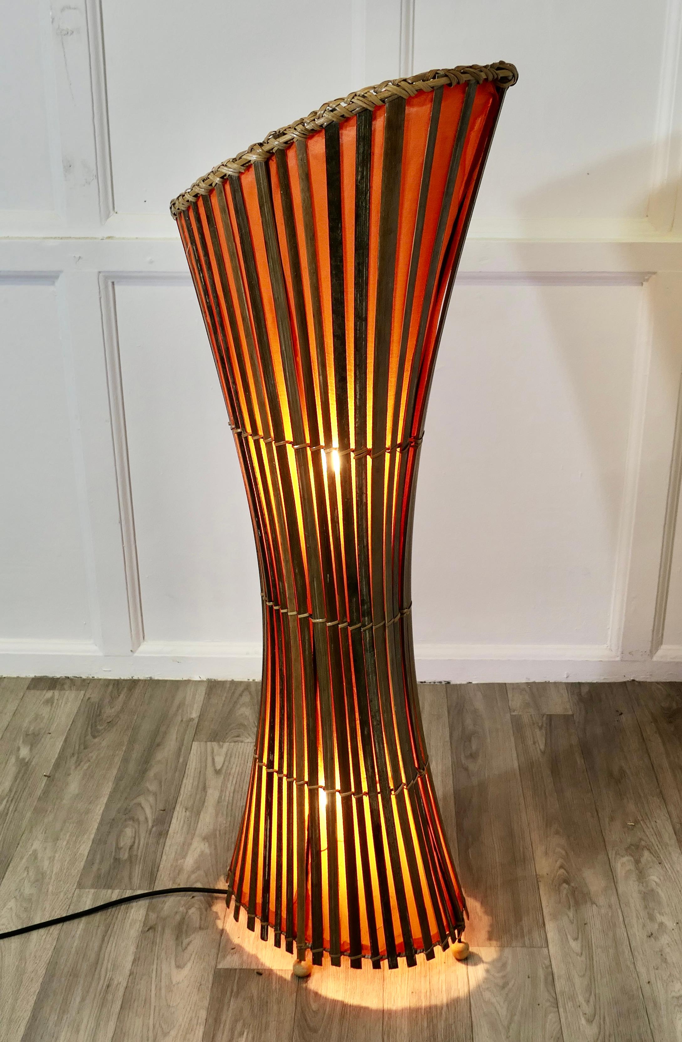 Lampadaire en bambou du milieu du 20e siècle, Retro Chic   Un lampadaire sculptural classique en vente 1